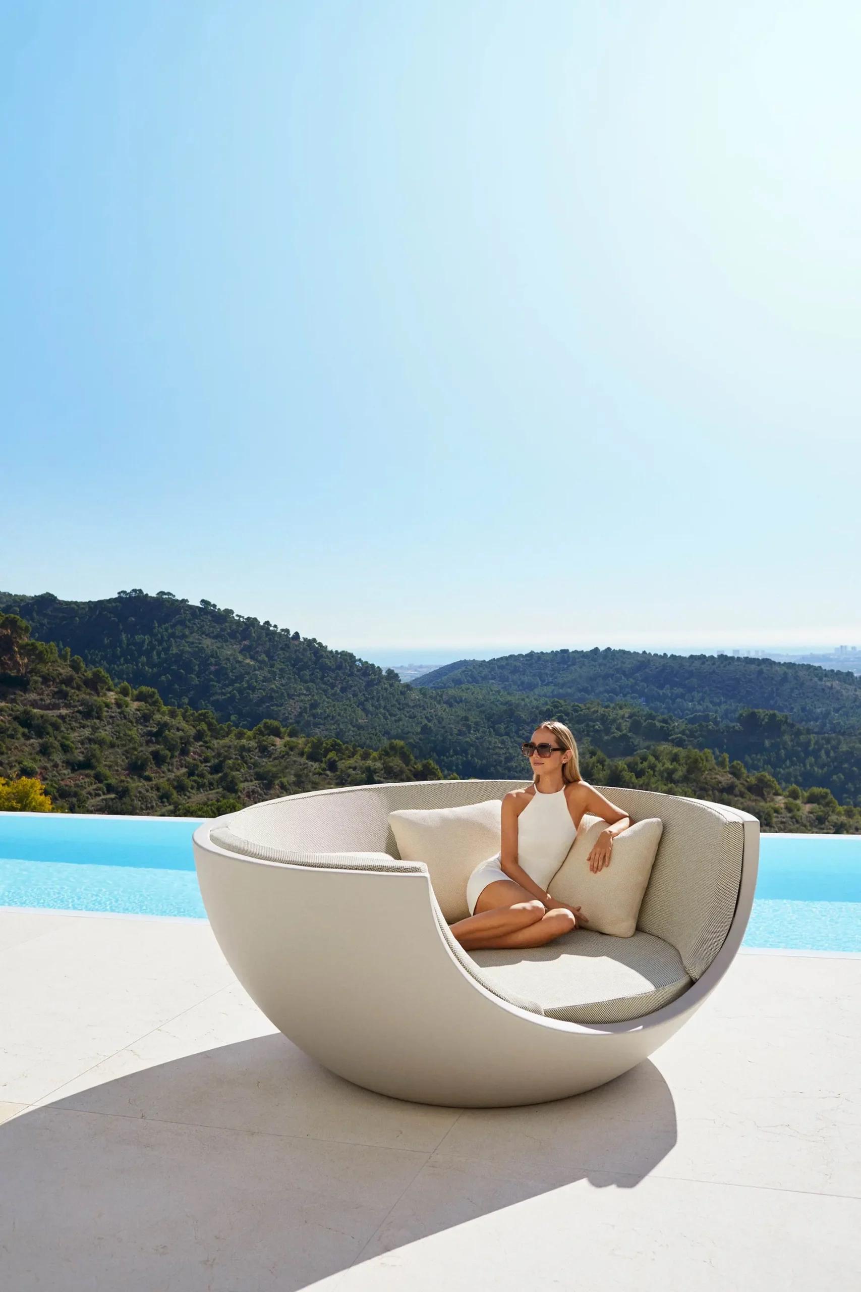 Spanish Vondom ULM Moon Daybed – W218 / W85.8 in – Matt For Sale