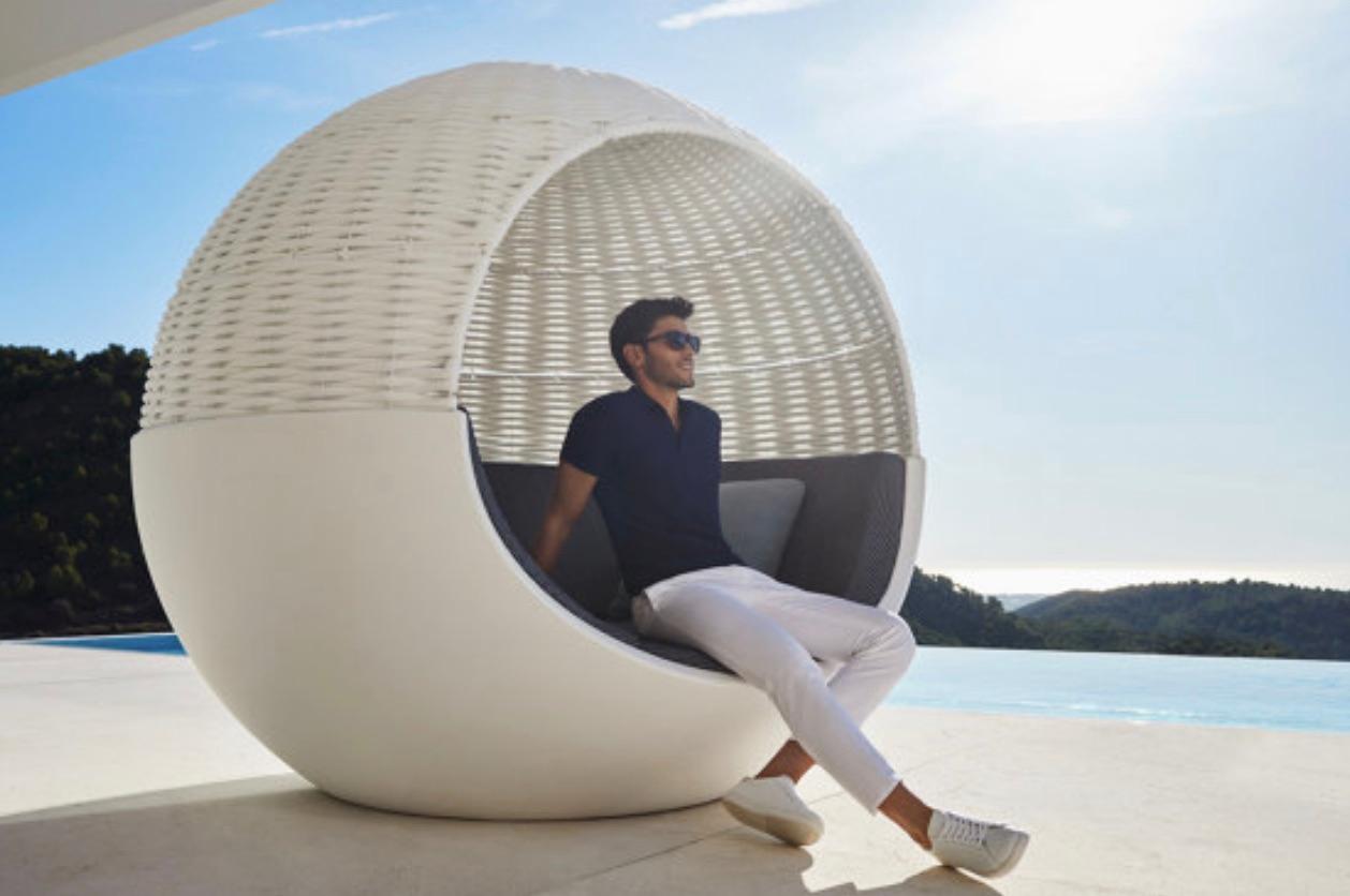 Moon Daybed collection designed by Ramon Esteve. The main characteristics is its cirular shape and the rotating system on which its base rests, which allows the piece to rotate on its own axis. 

**Pillows are not included**