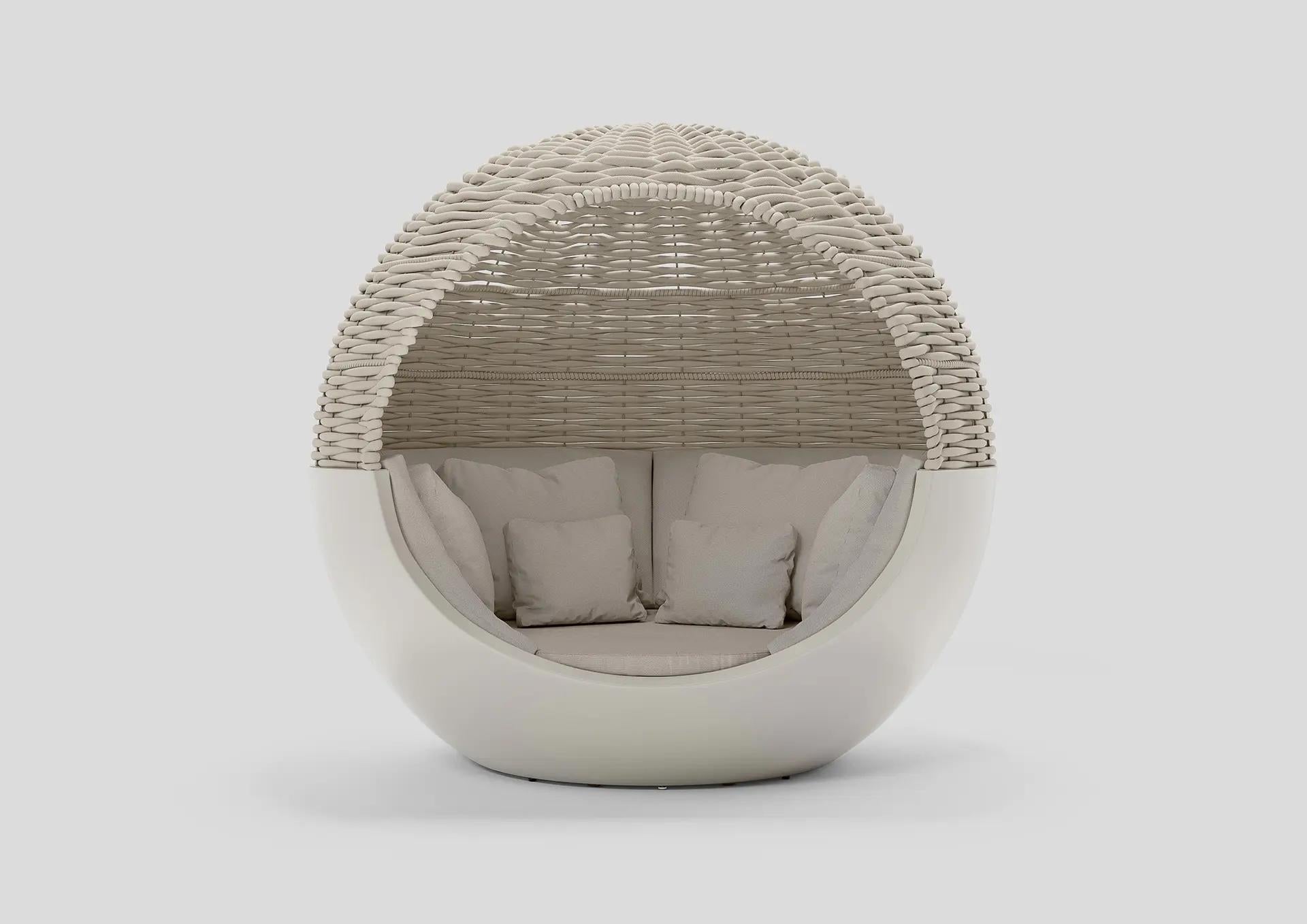 Prodotto: Lettino da giorno 
Modello/marca: Vondom ULM Moon Daybed con parasole in corda intrecciata
Designer: Ramón Esteve
Tipo di prodotto: Lettino da salotto per esterni e interni

Descrizione:
Parte della collezione Ulm di Vondom, disegnata da