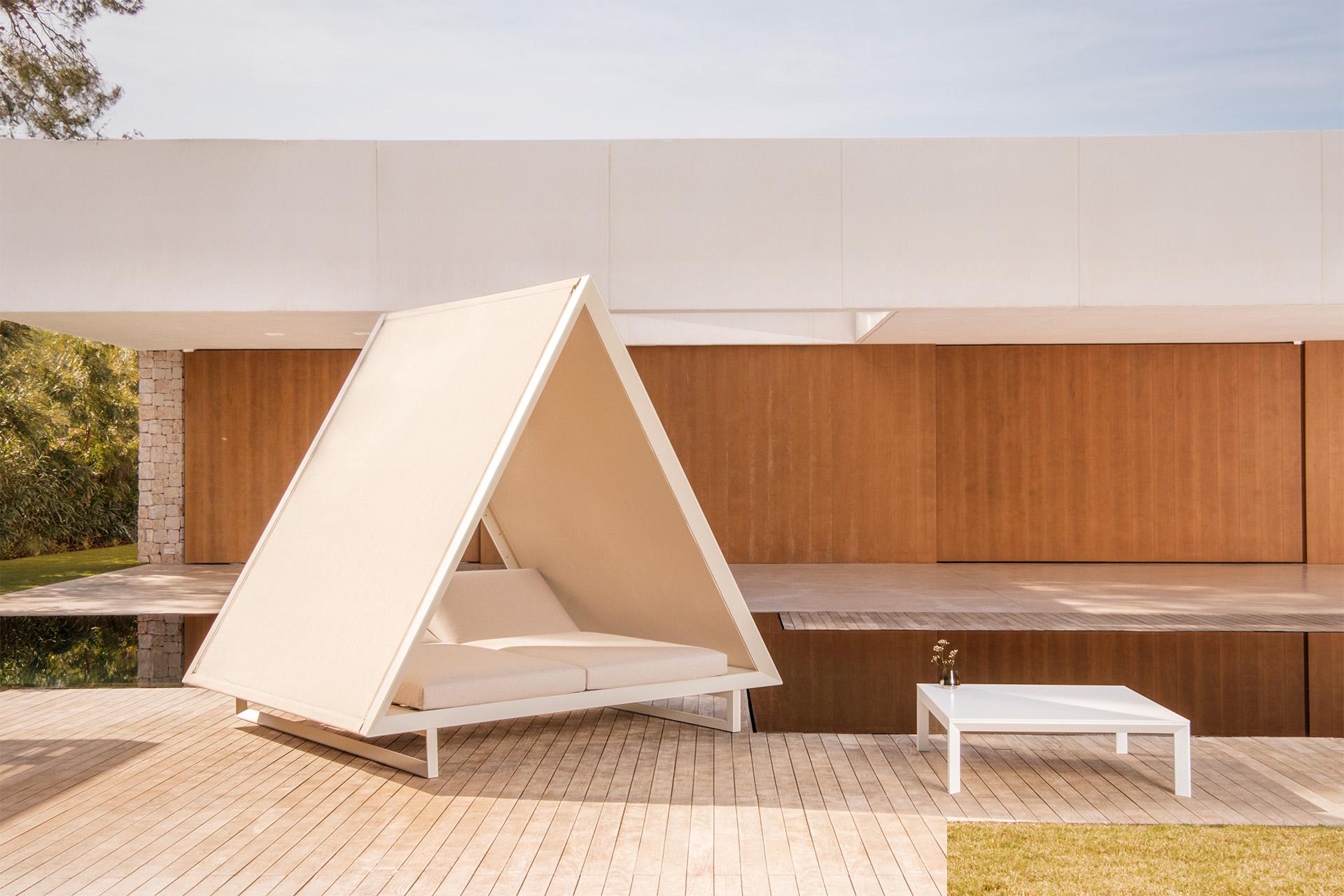 Prodotto: Lettino da giorno
Modello/marca: Letto da giorno Vondom VINEYARD - Tetto in Fabrice
Designer: Ramón Esteve
Tipo di prodotto: Lettino da esterno e da interno

Descrizione:
Il letto da giorno Vineyard, disegnato da Ramón Esteve per Vondom,