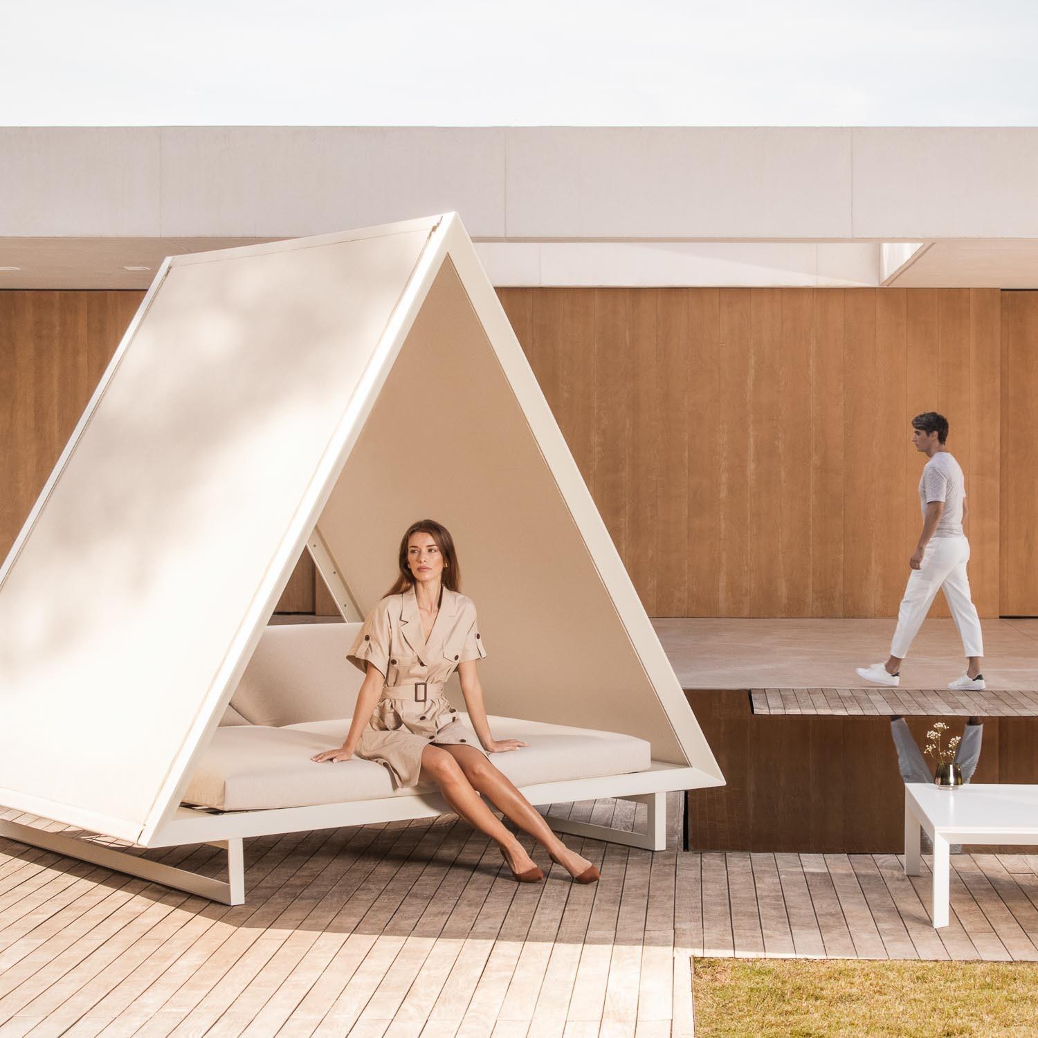 XXI secolo e contemporaneo Lettino Vondom VINEYARD con tetto in tessuto - Design di Ramón Esteve in vendita