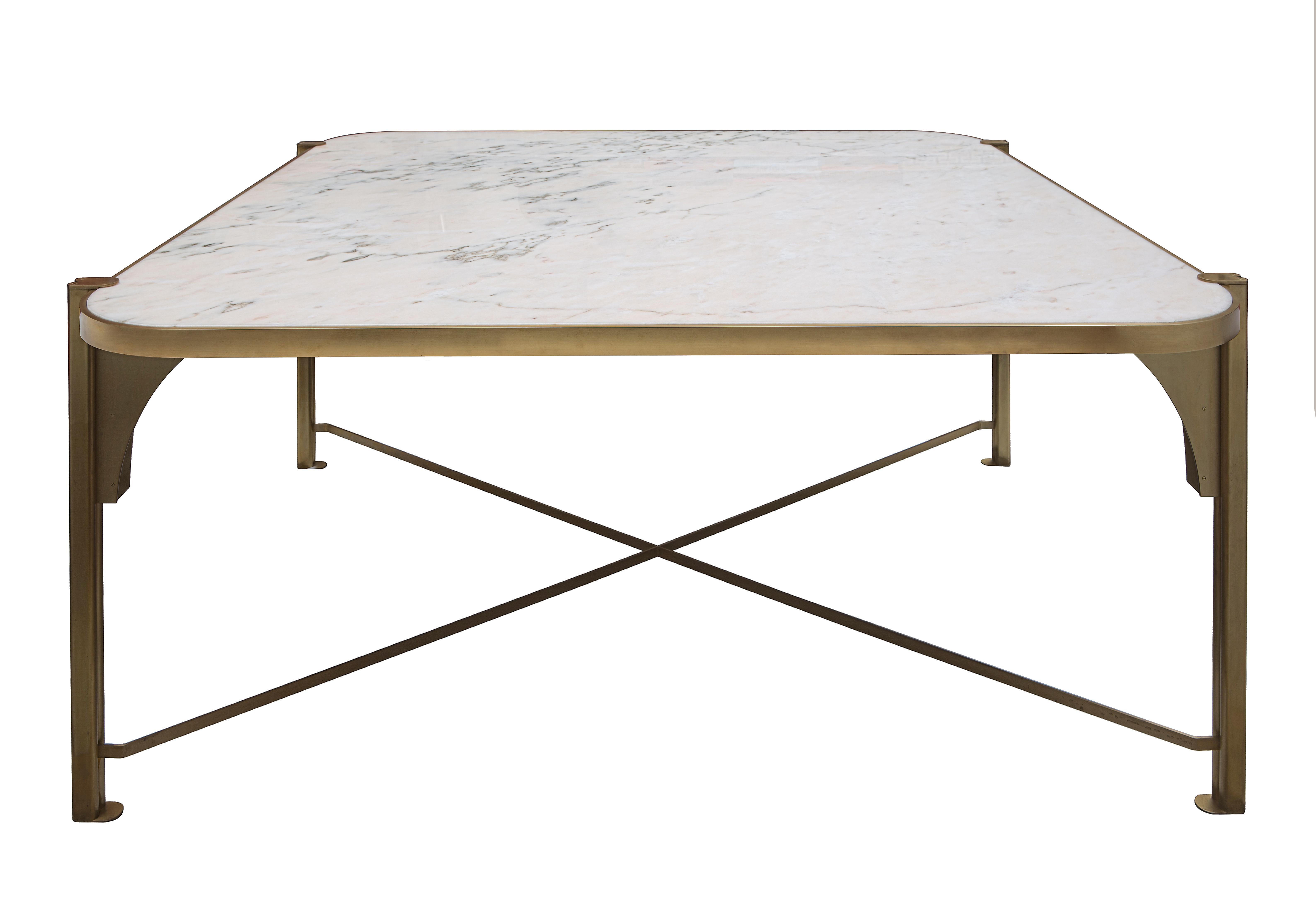 Inspired by the nostalgia for the romance-filled Los Angeles landscape of the '30s and its sophisticated luxury, this coffee table has an elegant and timeless design that will add charm and luxury to any decor. Its frame is in brass and its simple