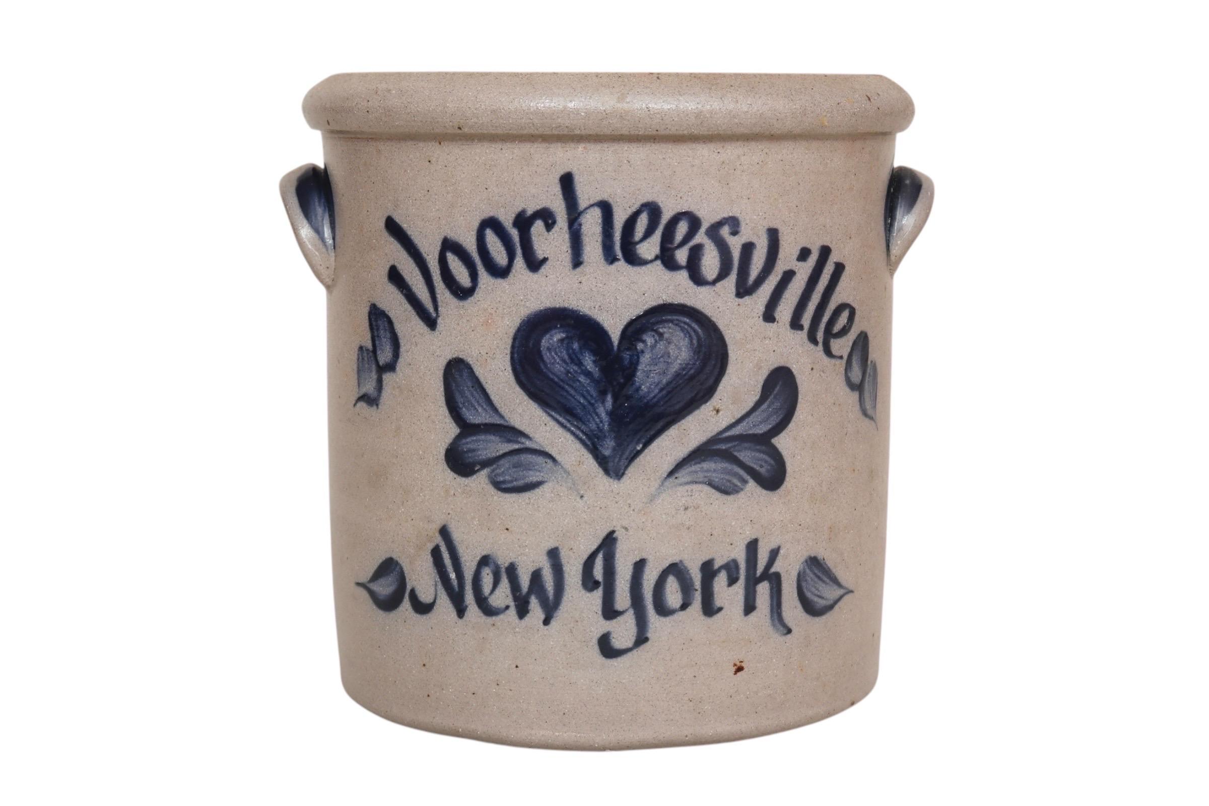 Un vaso di terracotta realizzato da Rowe Pottery Works. Smaltato in grigio con un cuore d'amore e delle ali sul davanti, incorniciato da 