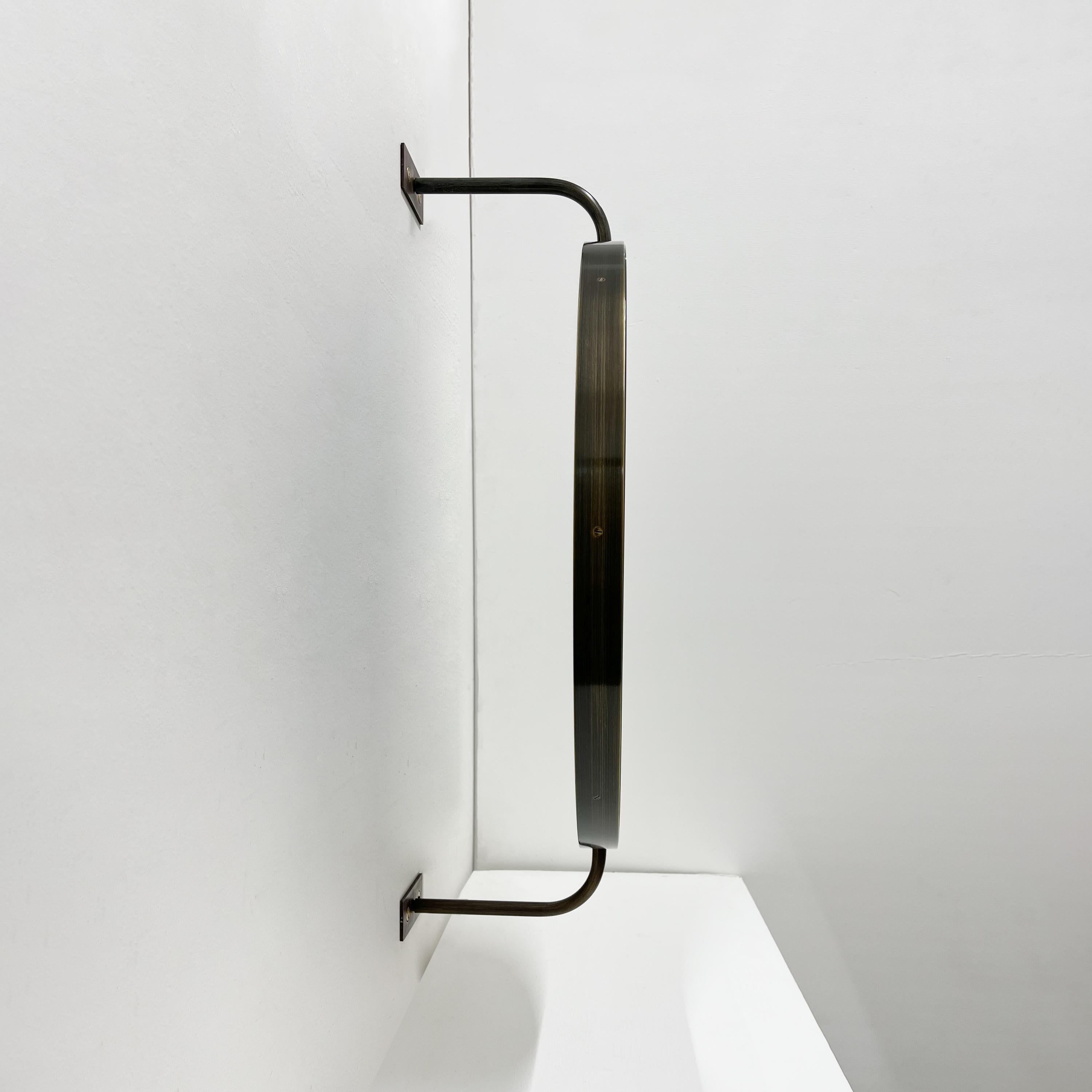Industriel Vorso Wall Attached Suspended Rotating Round Mirror with Bronze Patina Frame (Miroir rond rotatif suspendu fixé au mur avec cadre en bronze patiné) en vente