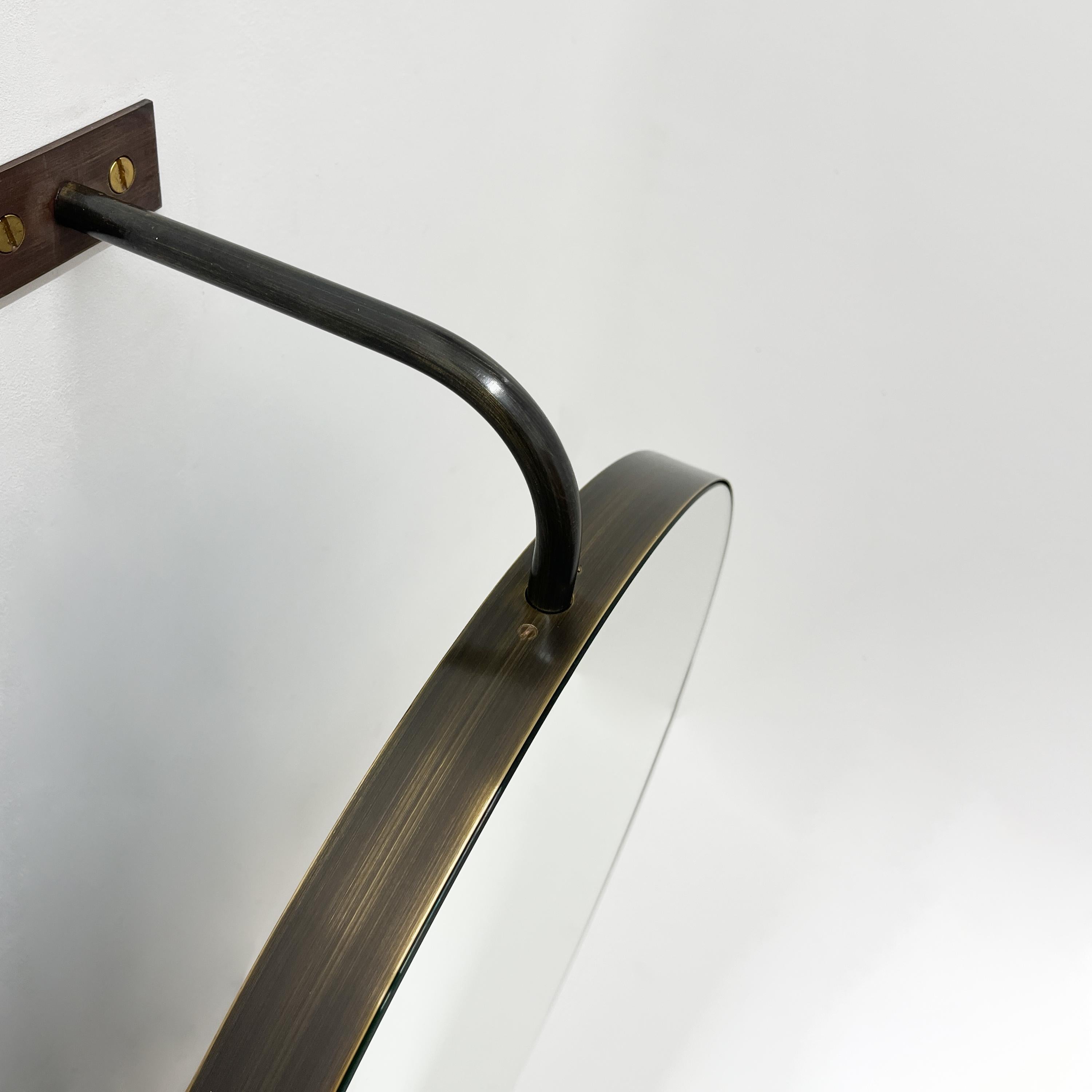 Britannique Vorso Wall Attached Suspended Rotating Round Mirror with Bronze Patina Frame (Miroir rond rotatif suspendu fixé au mur avec cadre en bronze patiné) en vente