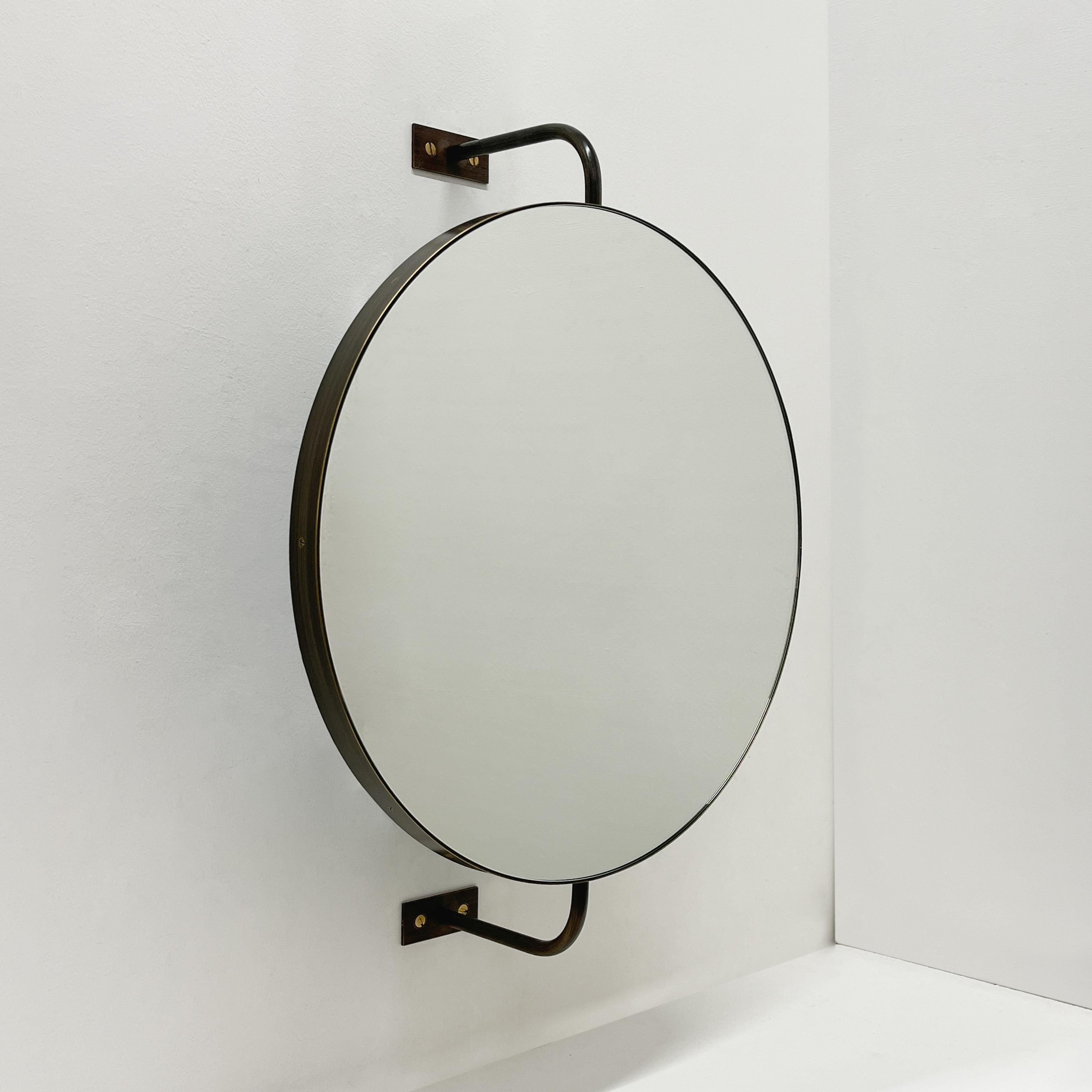 Peint Vorso Wall Attached Suspended Rotating Round Mirror with Bronze Patina Frame (Miroir rond rotatif suspendu fixé au mur avec cadre en bronze patiné) en vente