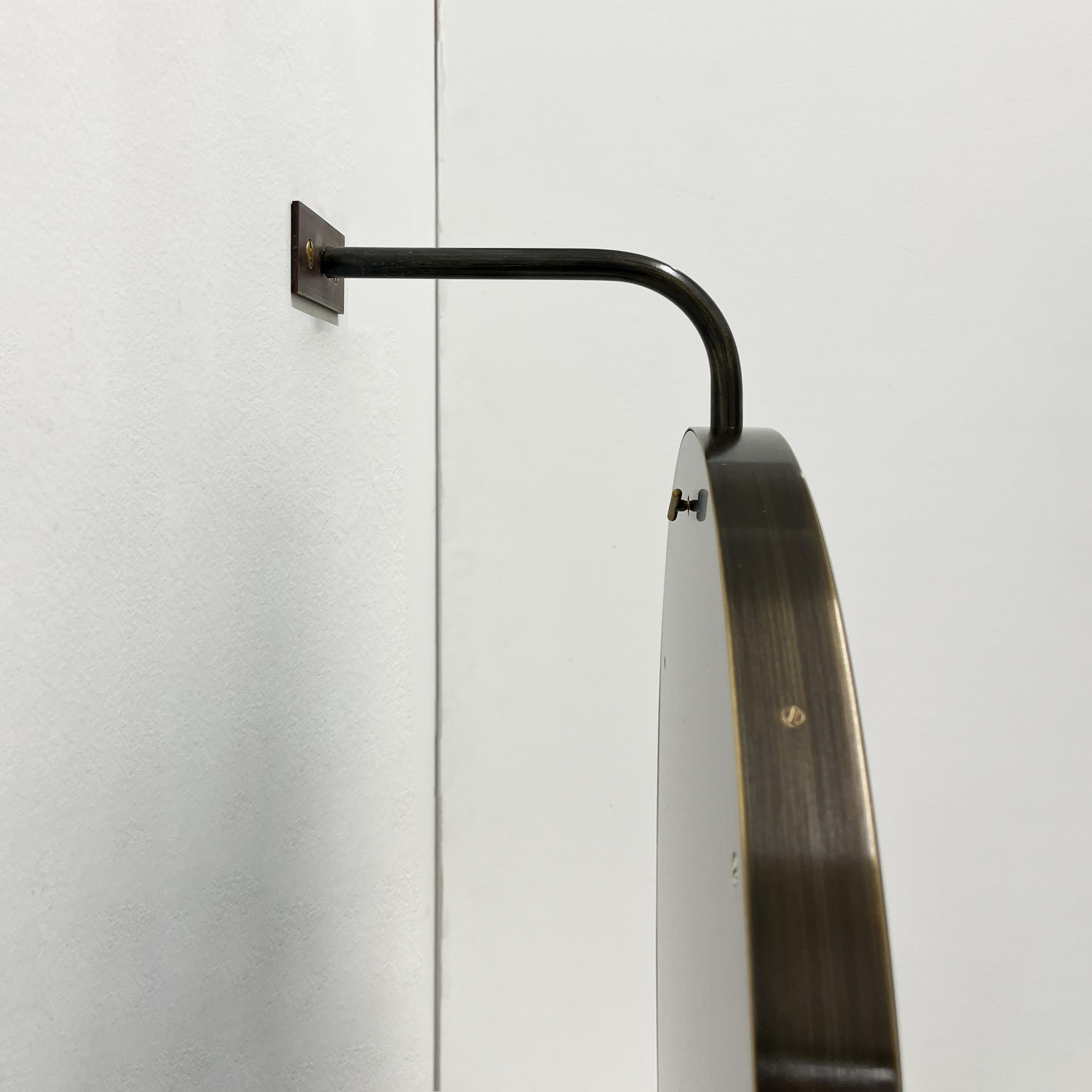 XXIe siècle et contemporain Vorso Wall Attached Suspended Rotating Round Mirror with Bronze Patina Frame (Miroir rond rotatif suspendu fixé au mur avec cadre en bronze patiné) en vente