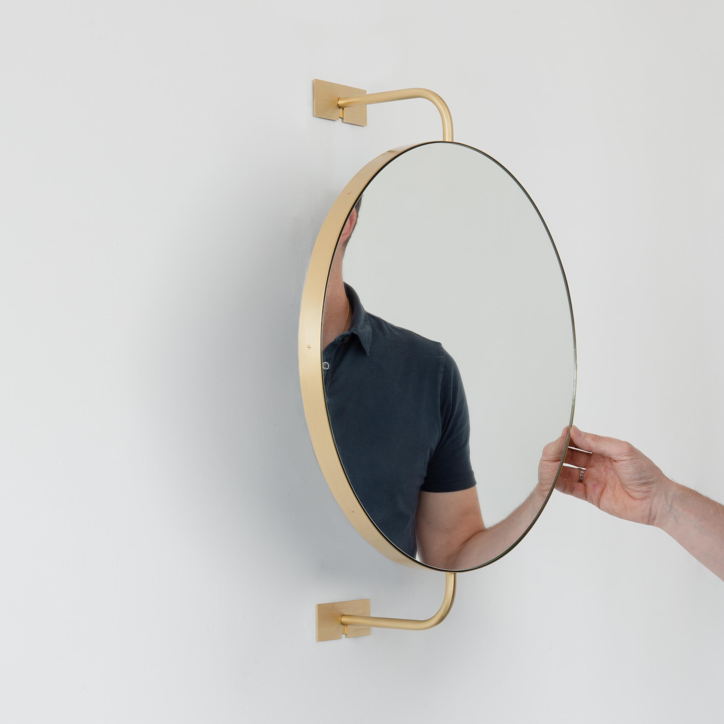 Hängespiegel mit schwenkbarem, rundem Vorso-Wandspiegel mit gebürstetem Messingrahmen (Moderne) im Angebot