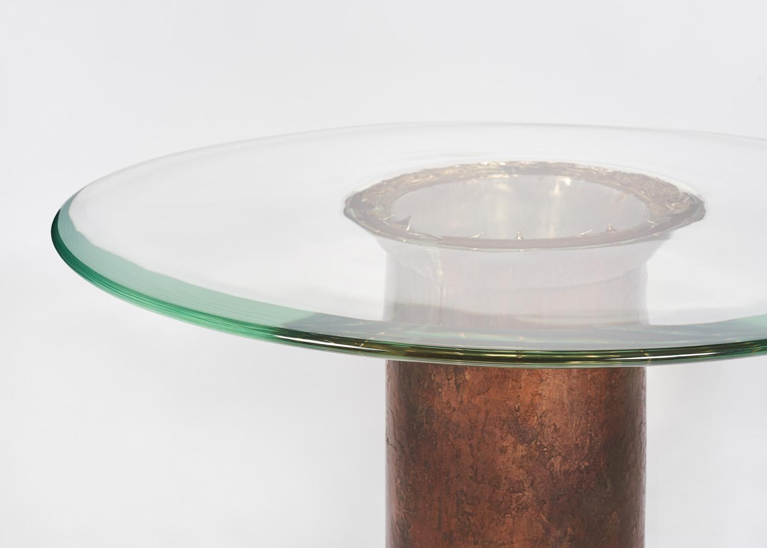 VORTEX ist eine sich ständig weiterentwickelnde Serie einzigartiger Tische in limitierter Auflage, die aus einer Kombination von Harz und Bronze hergestellt werden, zwei von der Natur als kontrastreich empfundenen Materialien. Indem das Strenge des
