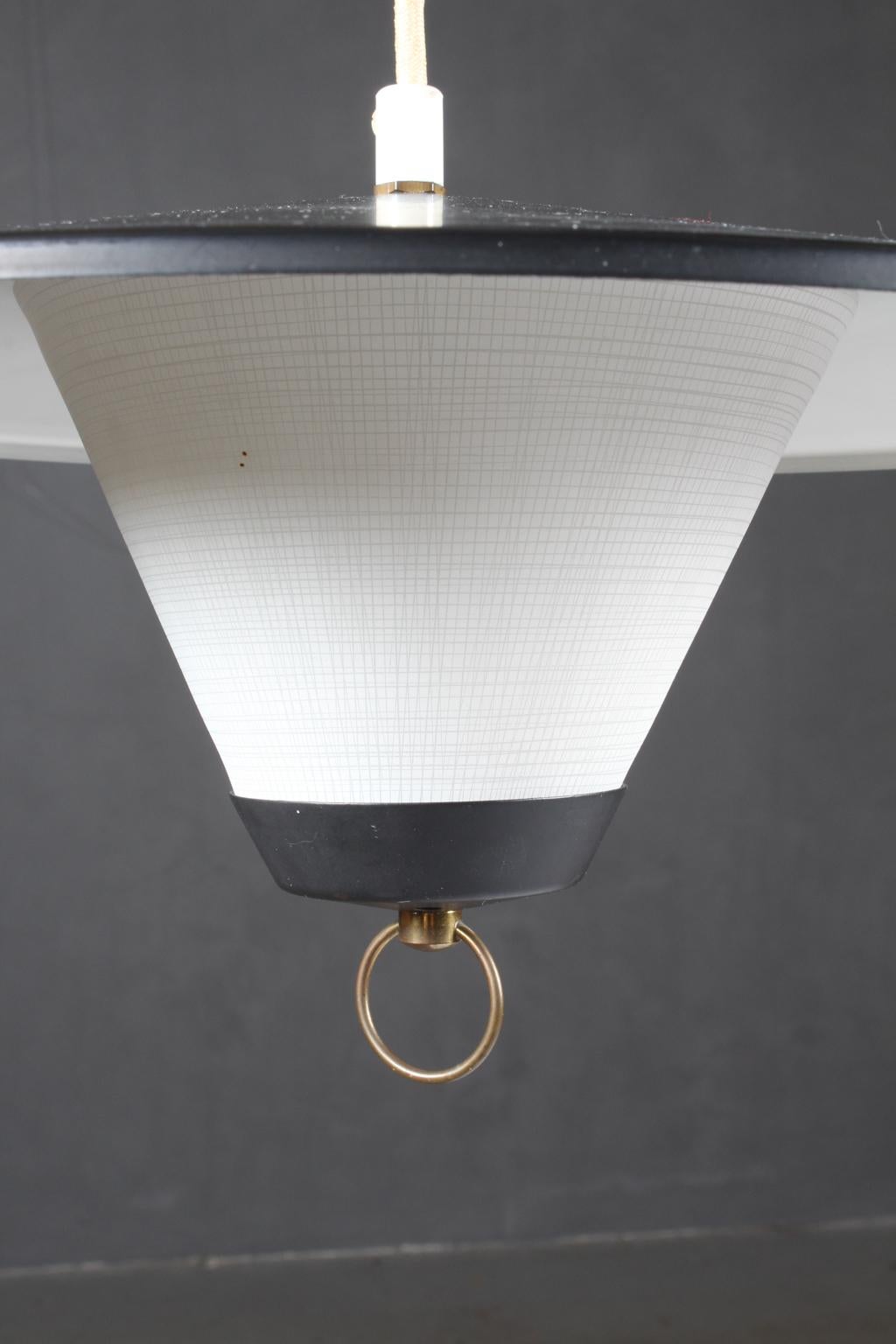 Suspension Voss en laiton, opaline et acier laqué noir.

Fabriqué par Voss dans les années 1960.