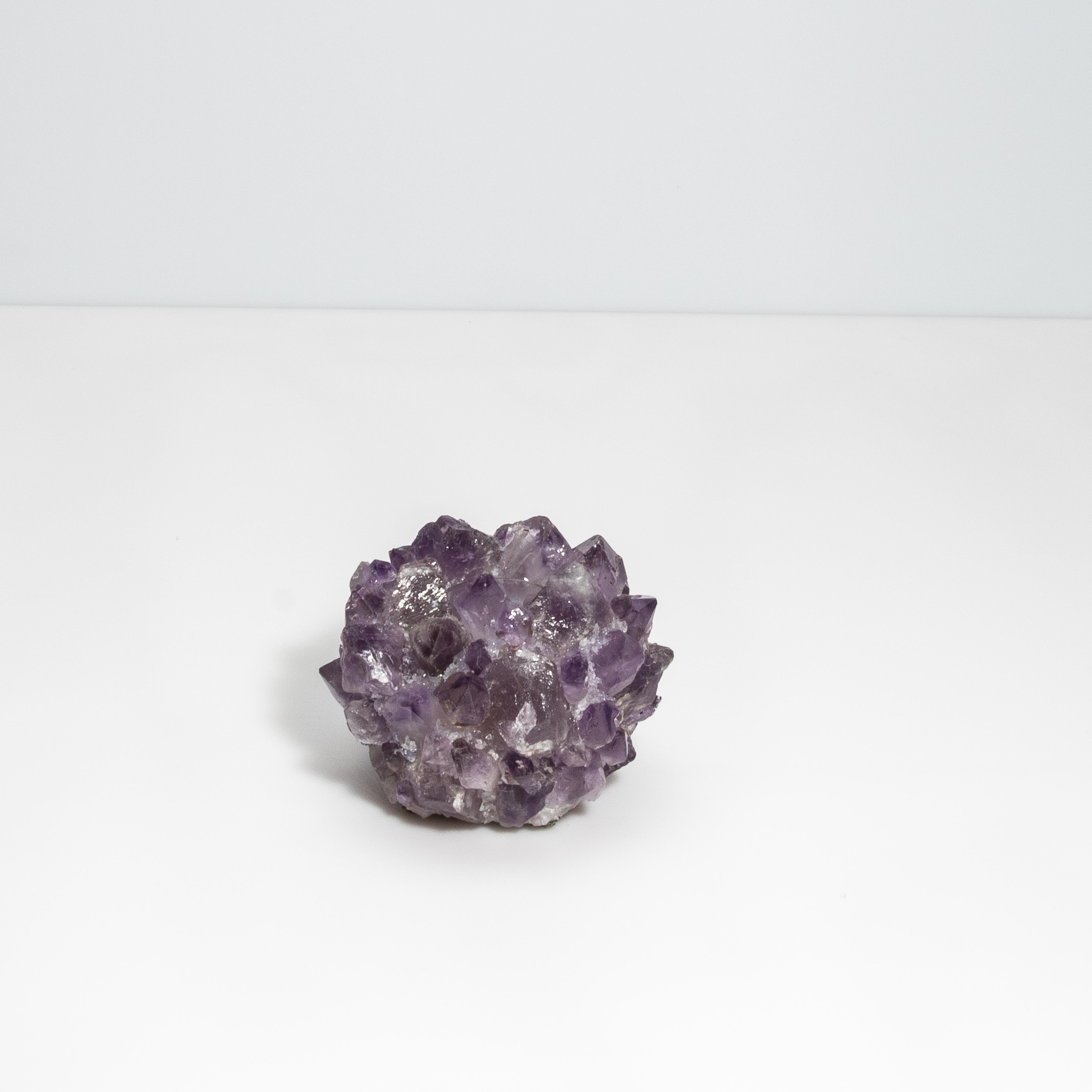 Lasciati conquistare dal fascino accattivante della Collection'S Rock Crystal di Kathryn McCoy, un capolavoro che fonde perfettamente la bellezza grezza della natura con la squisita maestria artigianale. Disponibile in varie dimensioni e