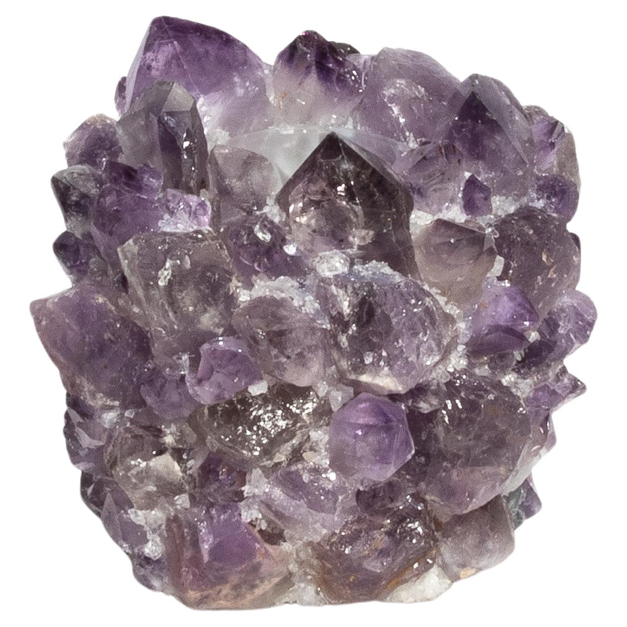 Lasciati conquistare dal fascino accattivante della Collection'S Rock Crystal di Kathryn McCoy, un capolavoro che fonde perfettamente la bellezza grezza della natura con la squisita maestria artigianale. Disponibile in varie dimensioni e