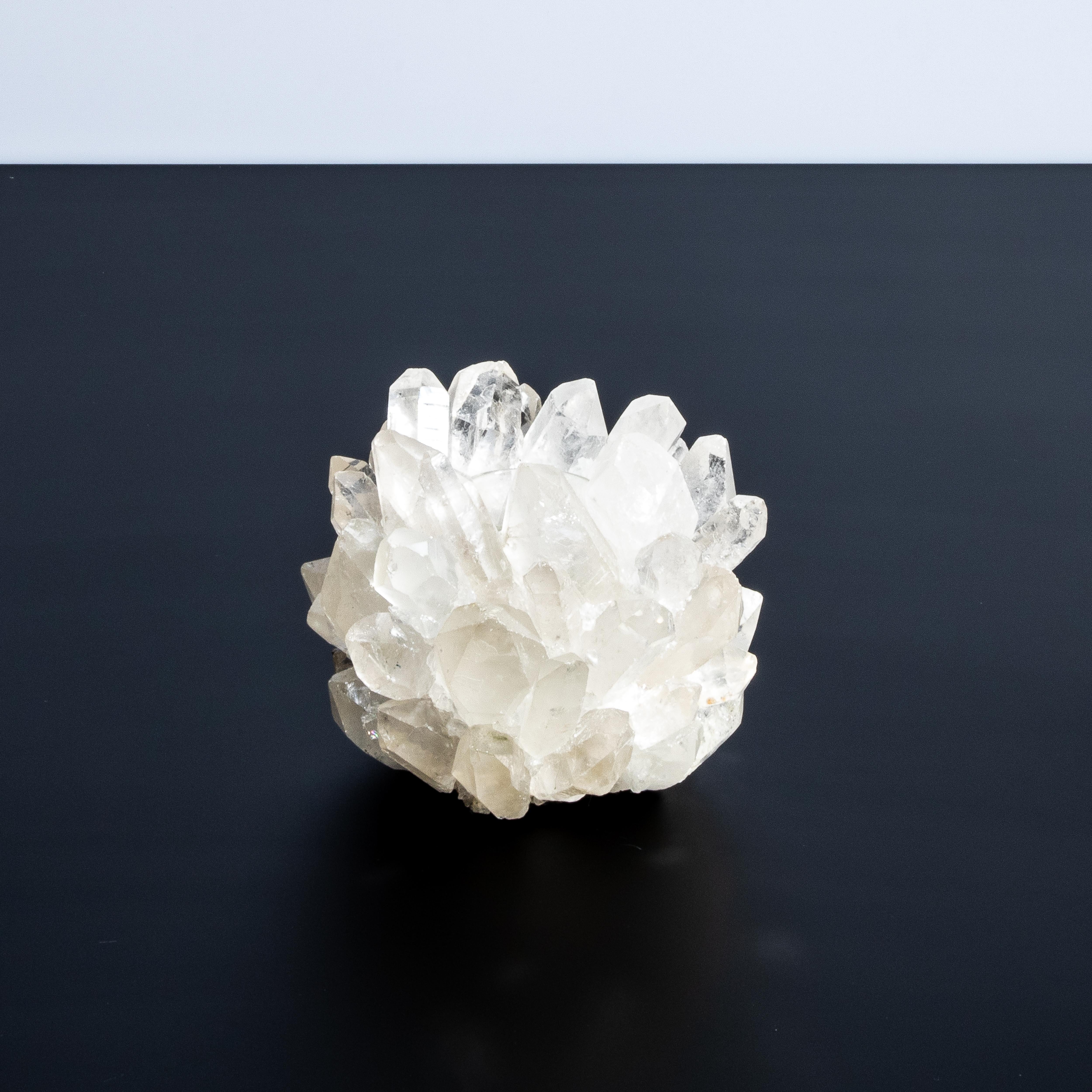 Lassen Sie sich von der fesselnden Anziehungskraft der Rock Crystal Collection von Kathryn McCoy verzaubern, einem Meisterwerk, das die raue Schönheit der Natur nahtlos mit exquisiter Handwerkskunst verbindet. Dieser Votivhalter ist in verschiedenen