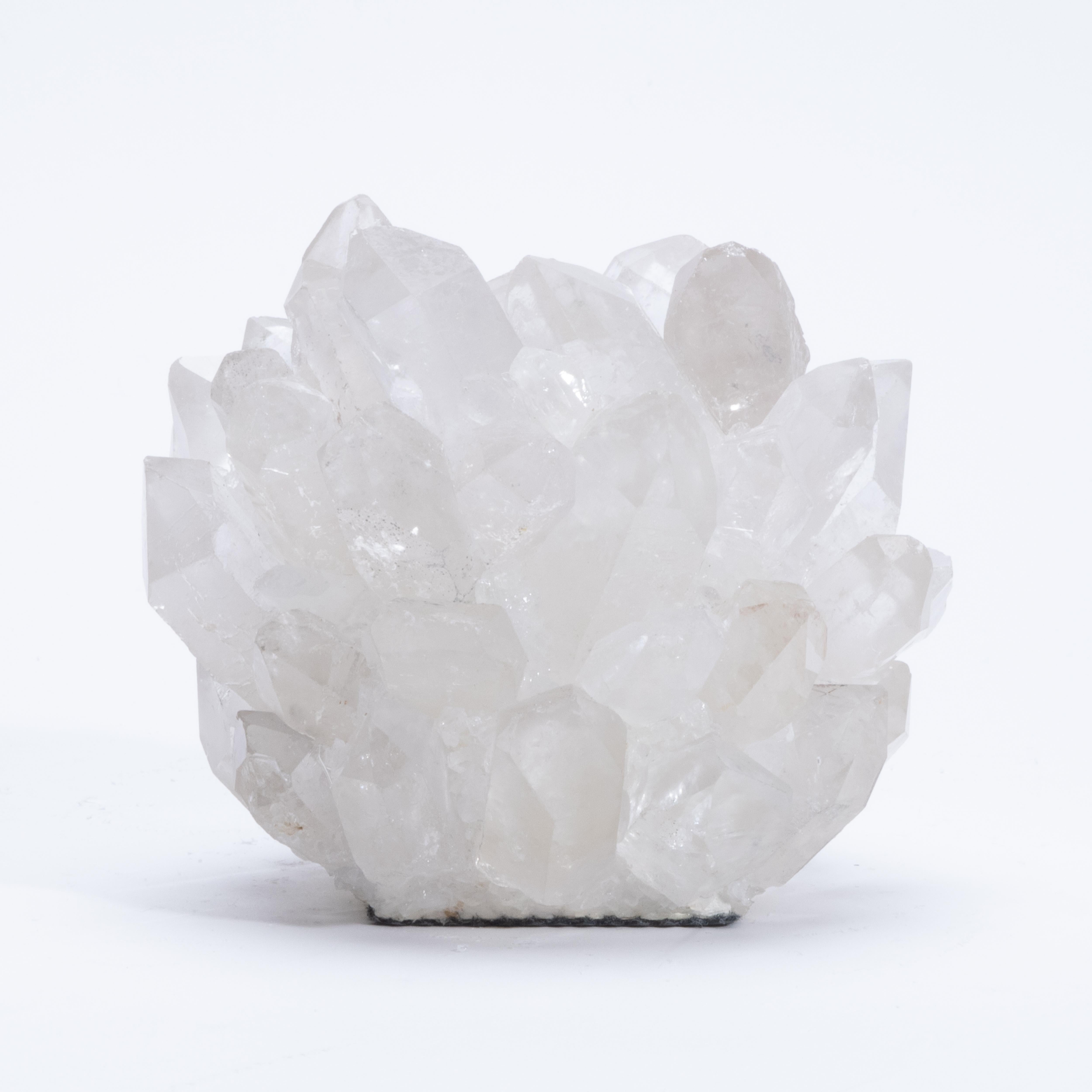 Lasciati conquistare dal fascino accattivante della Collection'S Rock Crystal di Kathryn McCoy, un capolavoro che fonde perfettamente la bellezza grezza della natura con la squisita maestria artigianale. Disponibile in varie dimensioni e