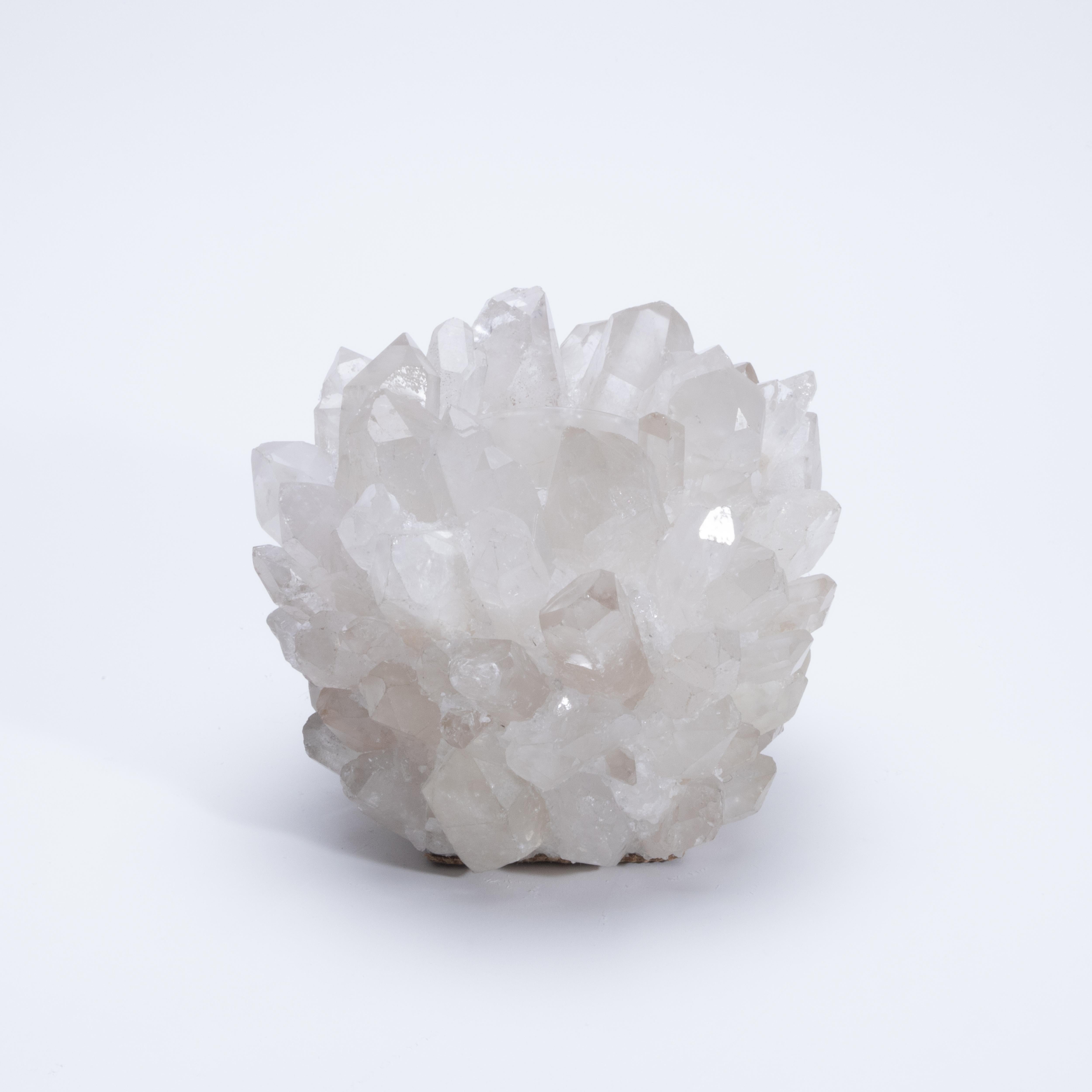 Deléitate con el cautivador encanto de la Colección Cristal de Roca de Kathryn McCoy, una obra maestra que combina a la perfección la belleza natural con una artesanía exquisita. Disponible en varios tamaños y personalizable con una selección de
