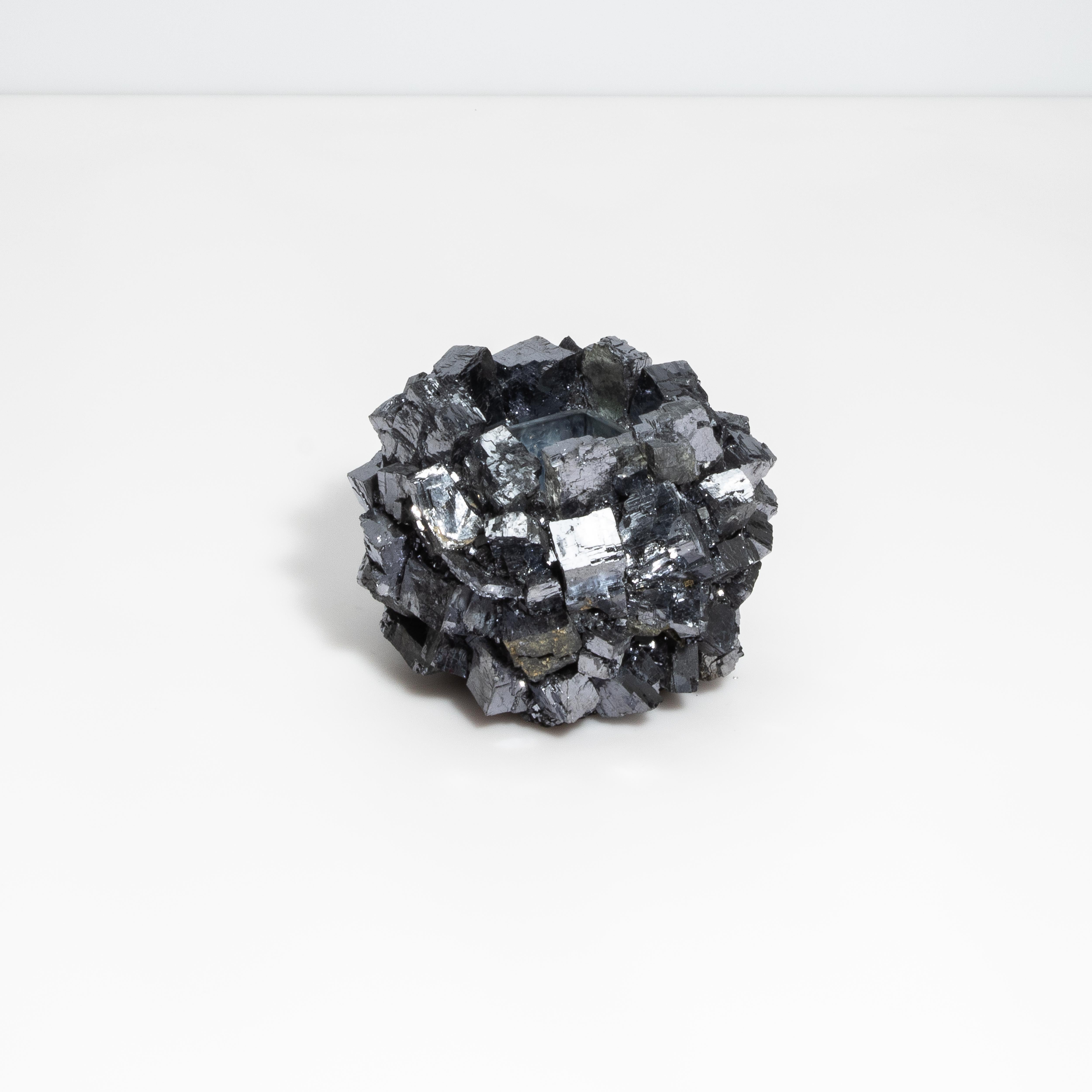 Lasciati conquistare dal fascino accattivante della Collection'S Rock Crystal di Kathryn McCoy, un capolavoro che fonde perfettamente la bellezza grezza della natura con la squisita maestria artigianale. Disponibile in varie dimensioni e
