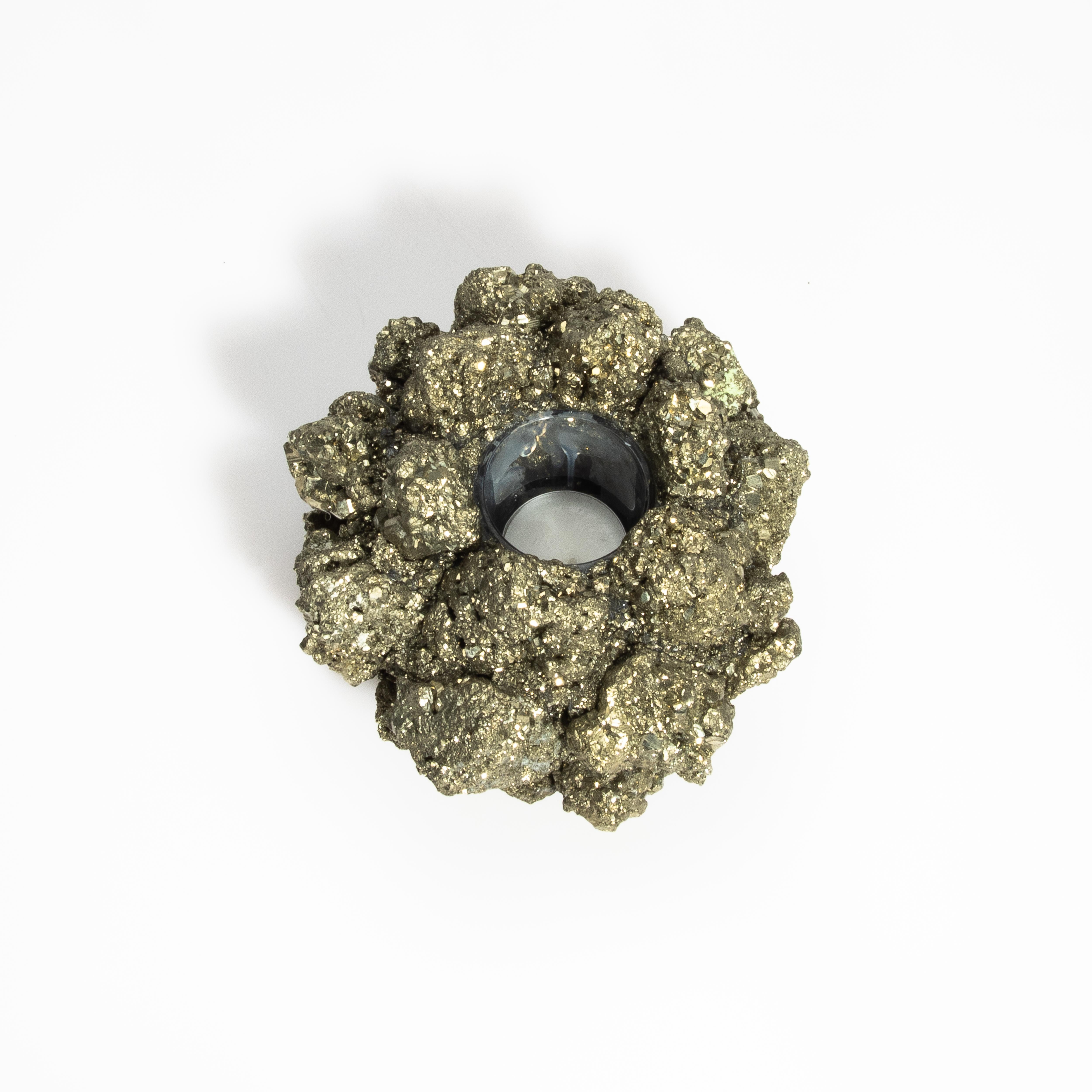 Lasciati conquistare dal fascino accattivante della Collection'S Rock Crystal di Kathryn McCoy, un capolavoro che fonde perfettamente la bellezza grezza della natura con la squisita maestria artigianale. Disponibile in varie dimensioni e