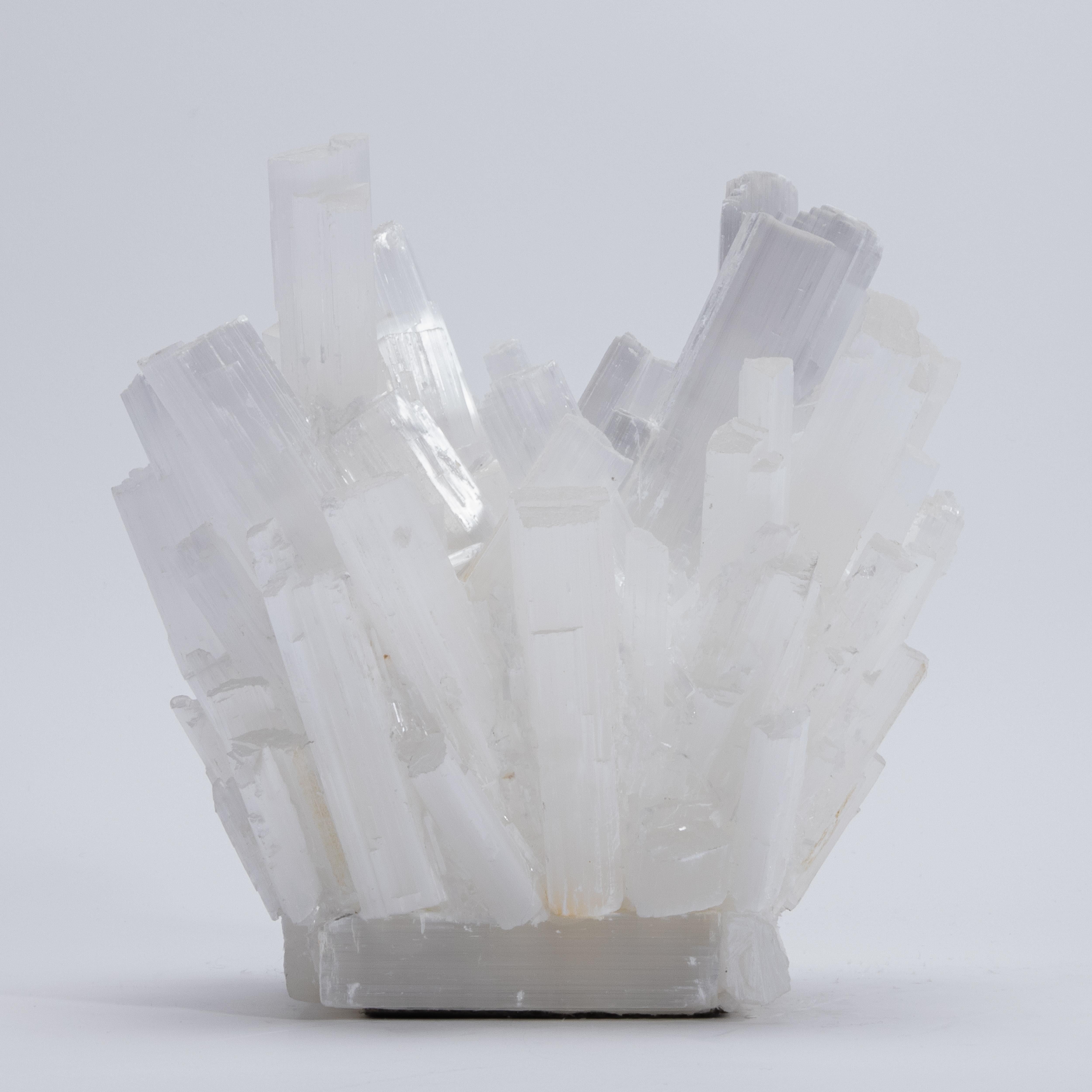 Fatto a mano Portavoci in selenite grande di Kathryn McCoy in vendita