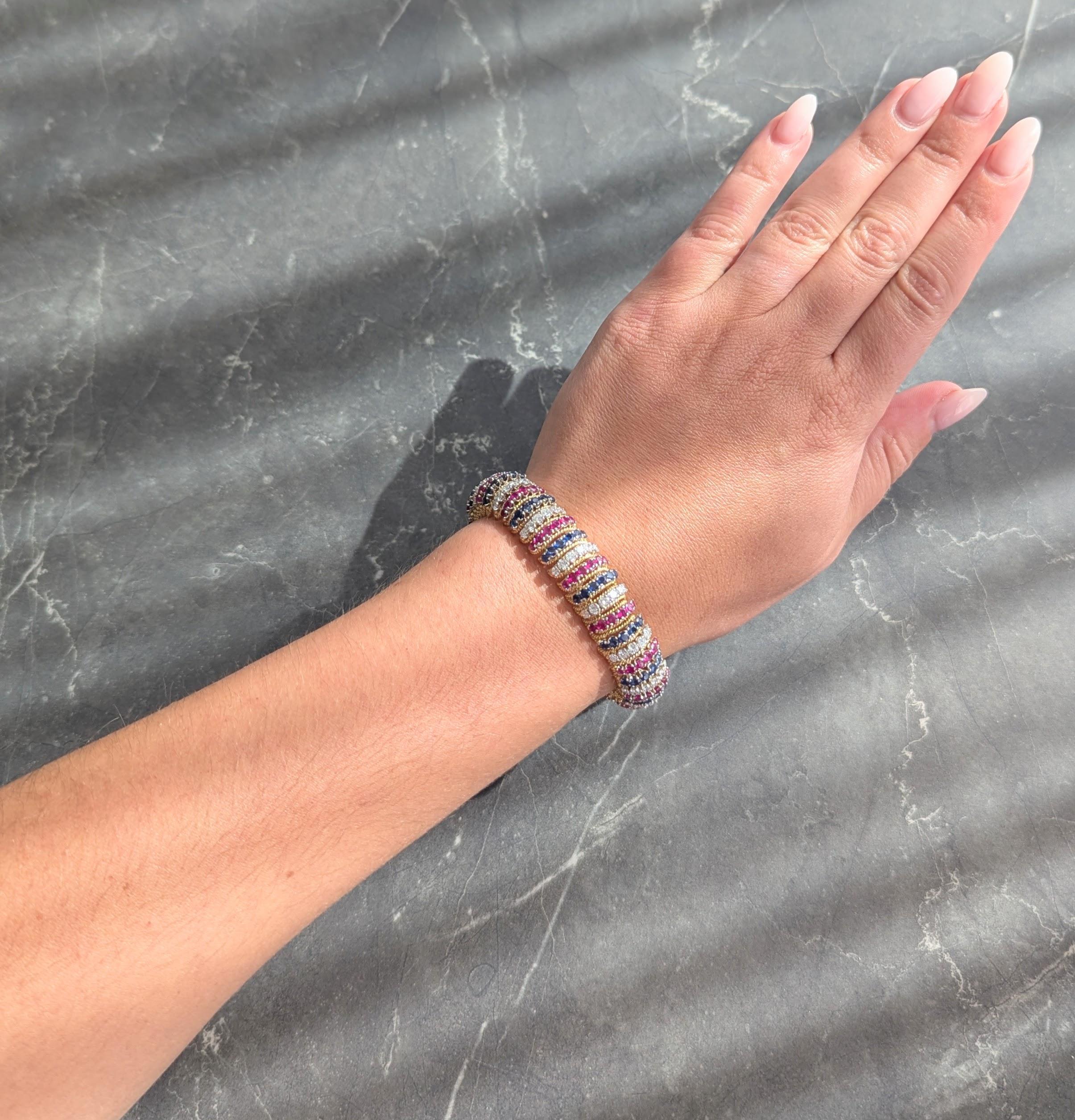 Composé de maillons articulés en forme de croissant, constitués de fils de corde torsadés et pliés.
Chaque pièce est sertie de rubis, de saphirs et de diamants par l'intermédiaire de griffes en platine.
Les rubis sont de taille ronde et pèsent