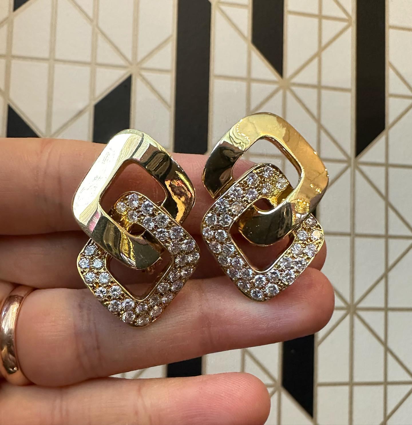Orecchini con diamanti Vourakis

Coppia di orecchini in oro giallo 18 carati con 62 diamanti taglio rotondo incastonati

Peso totale approssimativo dei diamanti: 3,72 carati

Firmato Vourakis e numerato

Timbro 750

Misure: 1.5