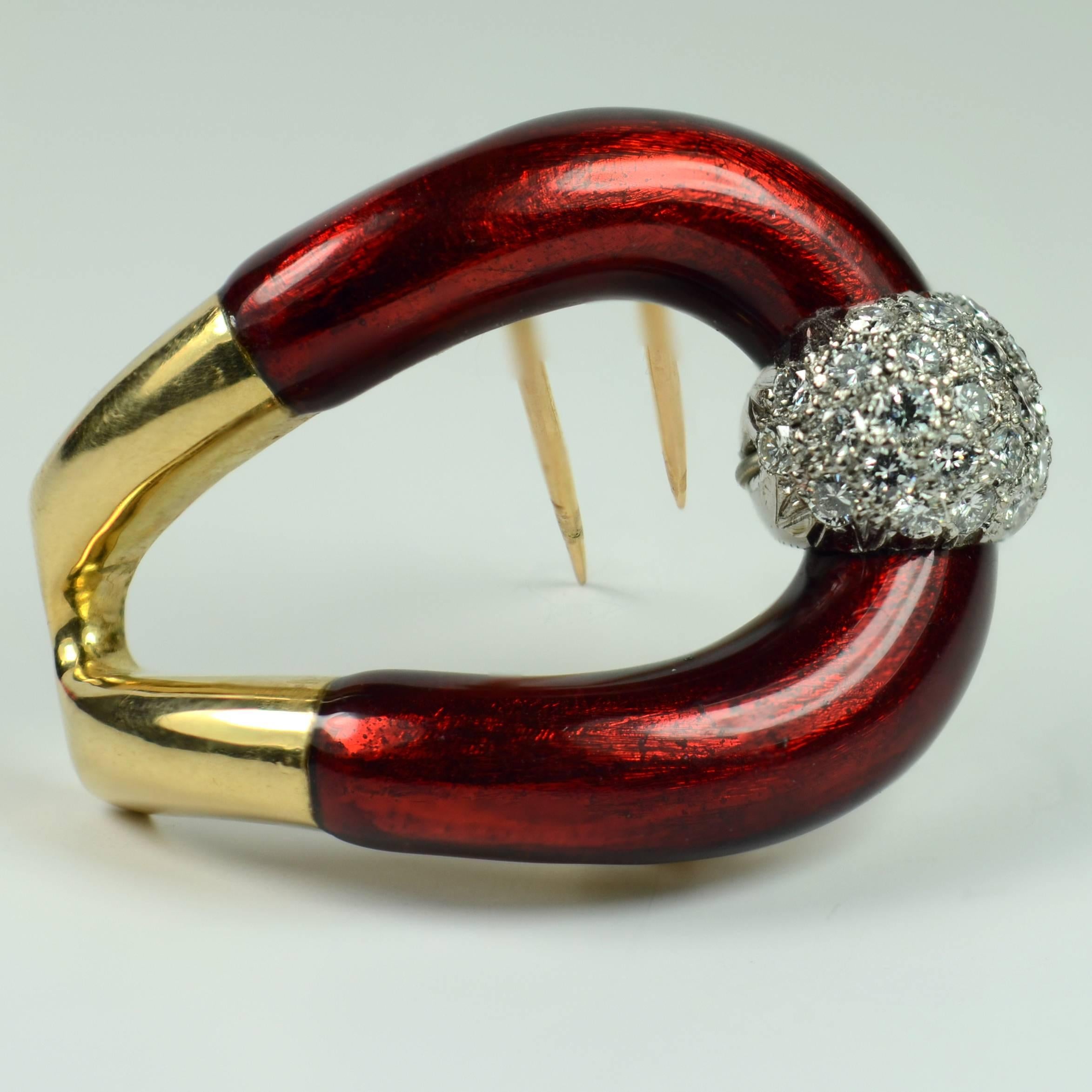 Vourakis Rote Emaille-Diamant-Goldschnalle-Brosche (Rundschliff) im Angebot