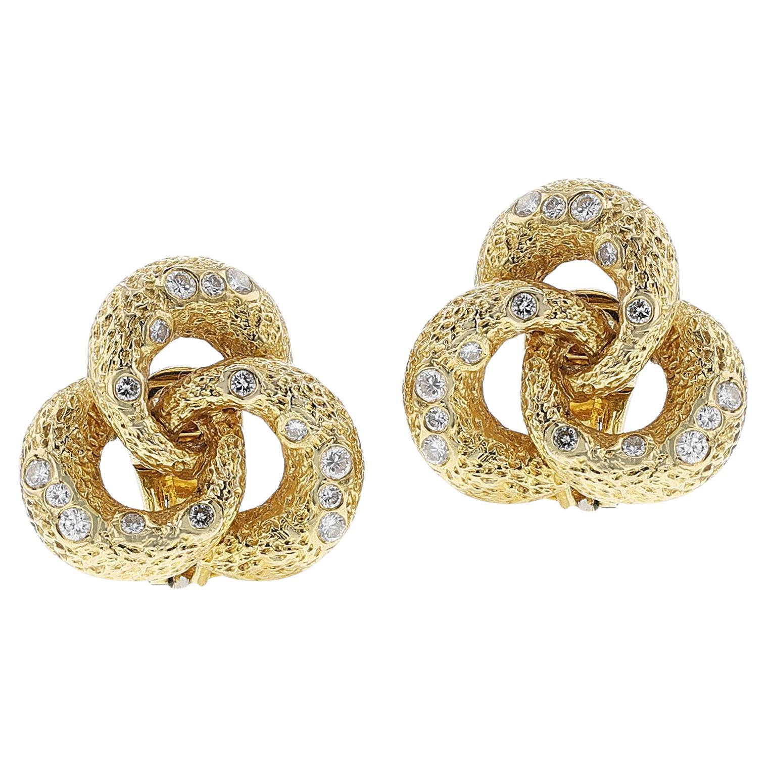 Pendientes Vourakis de oro texturado y diamantes en forma de trinidad, 18k