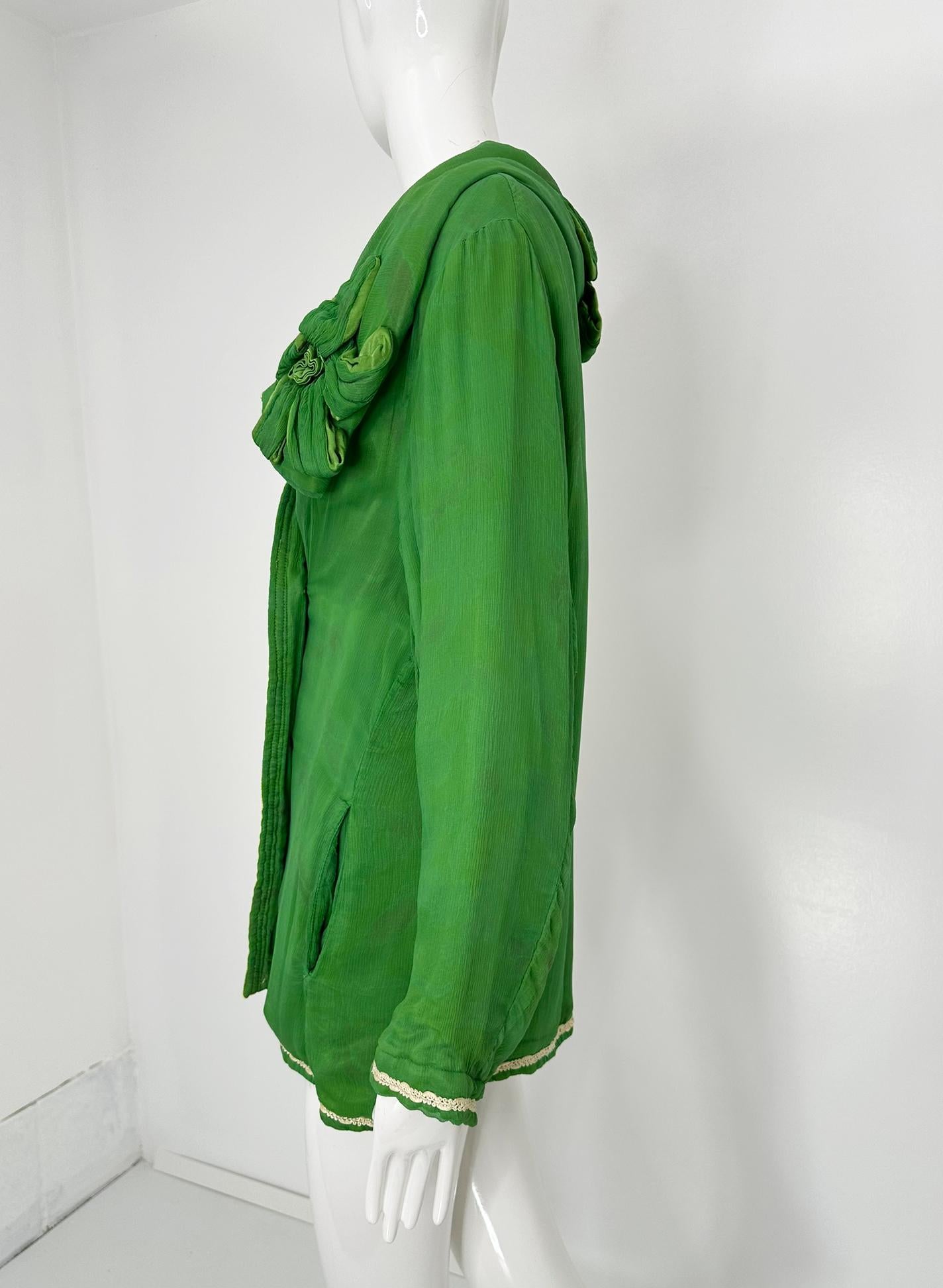 Voyage Invierte en la Original Chaqueta de Seda y Terciopelo Verde Brillante con OS de Lily en venta 6