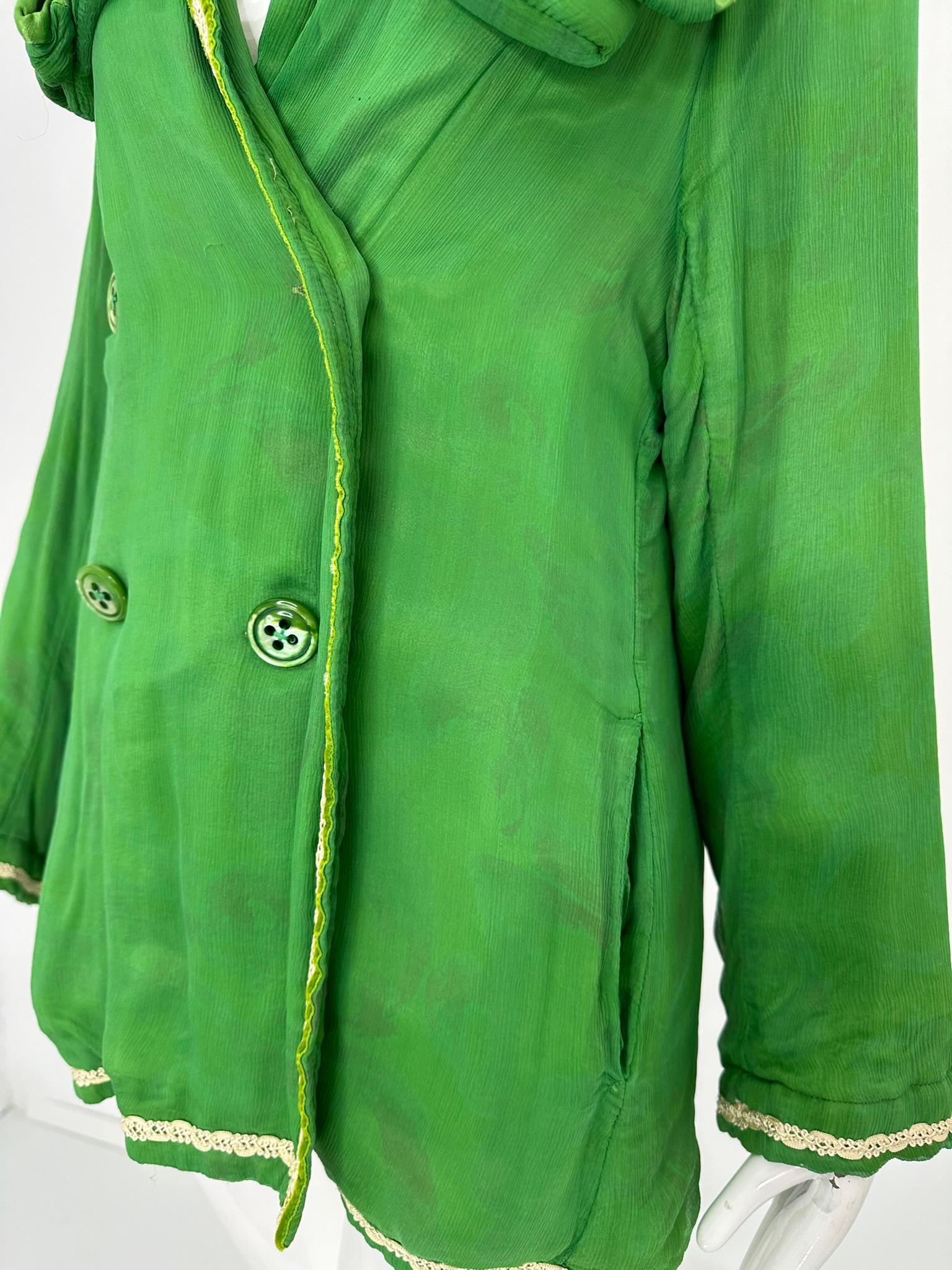Voyage Invierte en la Original Chaqueta de Seda y Terciopelo Verde Brillante con OS de Lily en venta 8