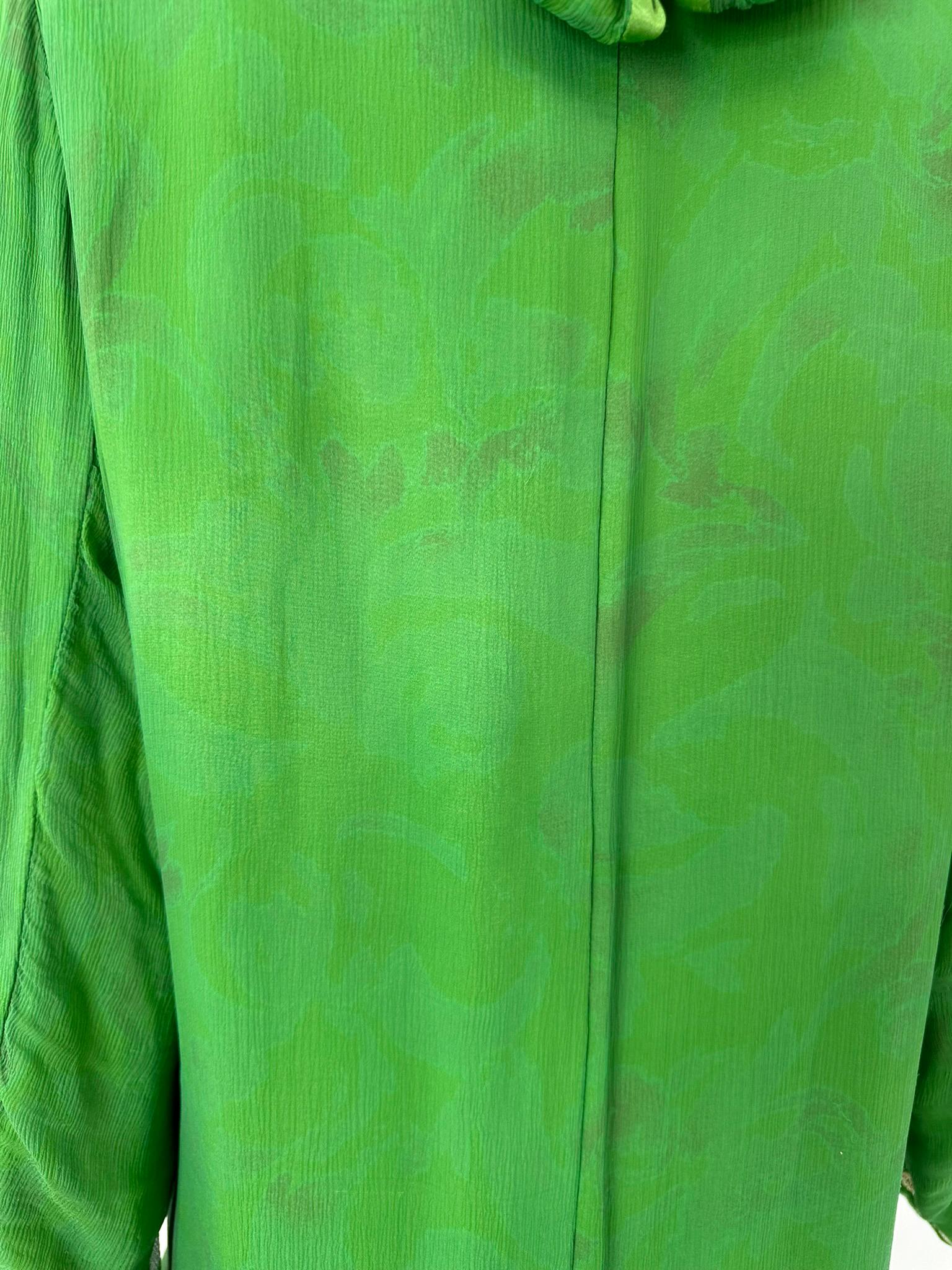 Voyage Invierte en la Original Chaqueta de Seda y Terciopelo Verde Brillante con OS de Lily en venta 9