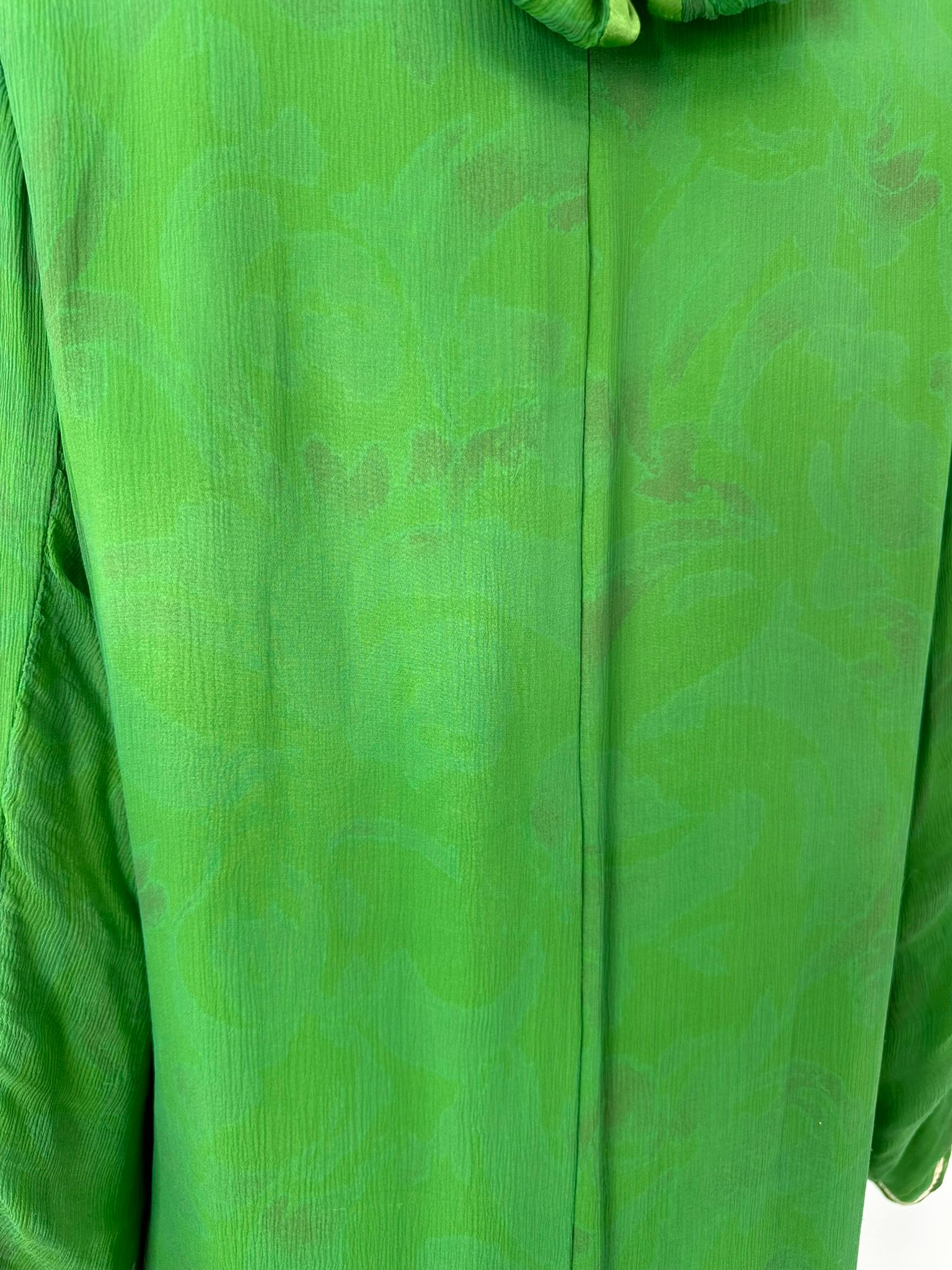 Voyage Invierte en la Original Chaqueta de Seda y Terciopelo Verde Brillante con OS de Lily en venta 10