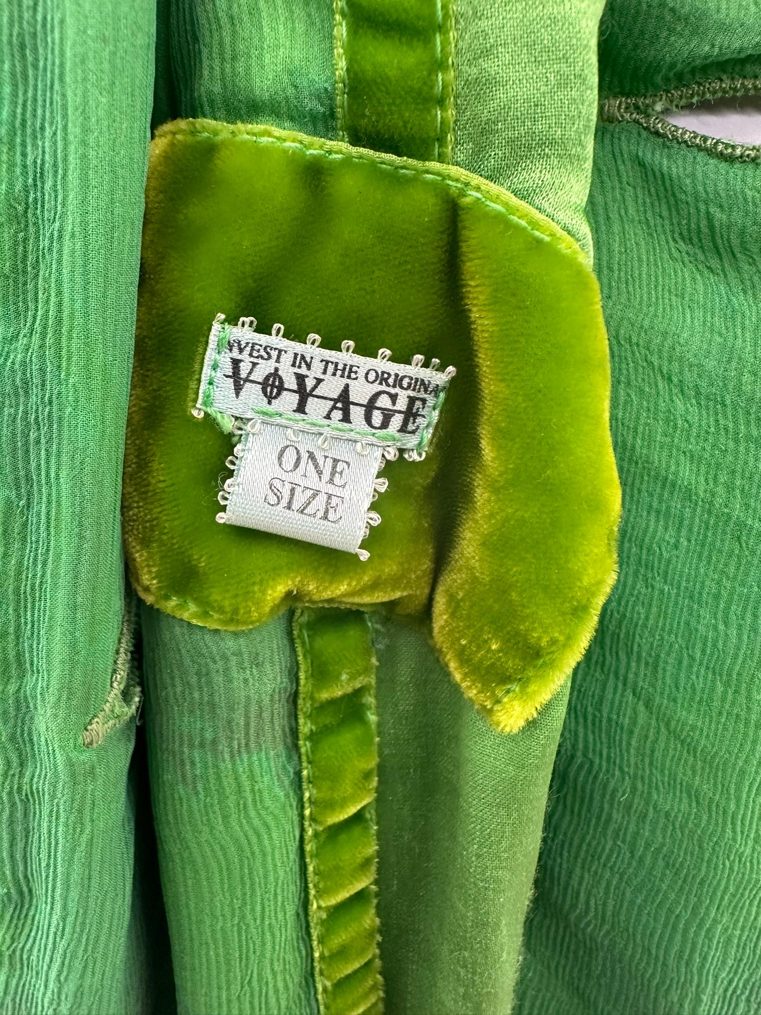 Voyage Invierte en la Original Chaqueta de Seda y Terciopelo Verde Brillante con OS de Lily en venta 12