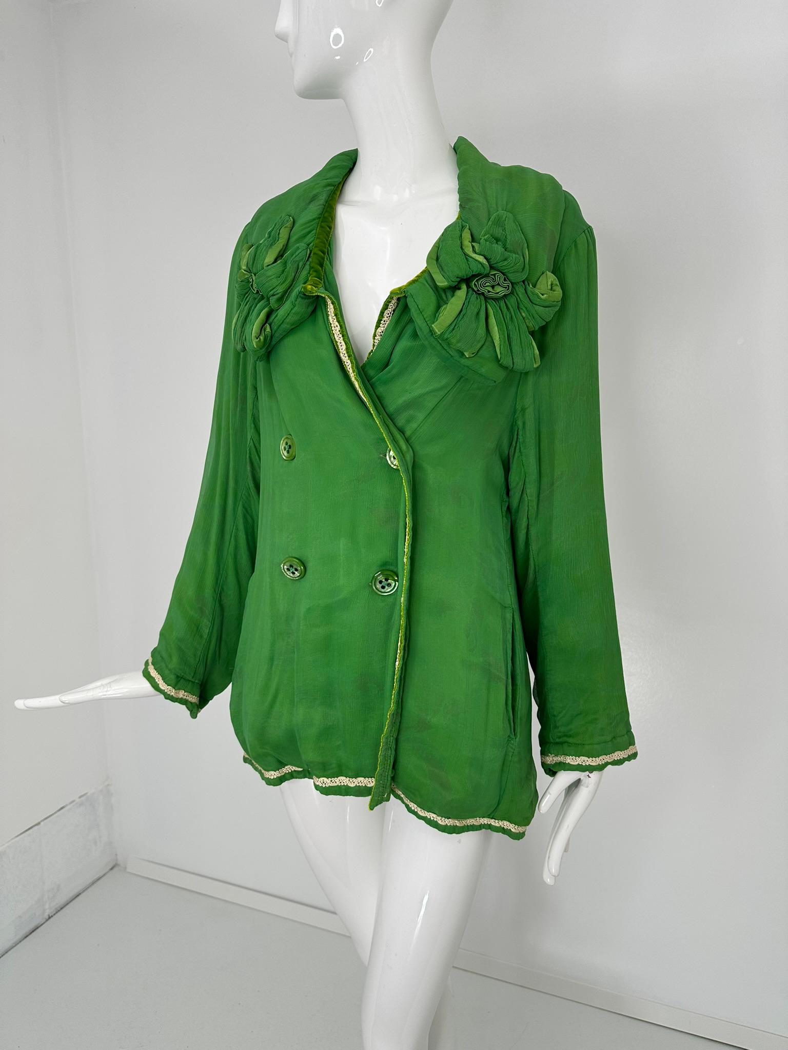 Invierte en el original. Chaqueta cruzada de gasa de seda con estampado de sombras verde brillante sobre satén de seda verde acolchado, con cuello profundo. Esta increíble chaqueta tiene 3 flores de lis tridimensionales acolchadas hechas a mano, una