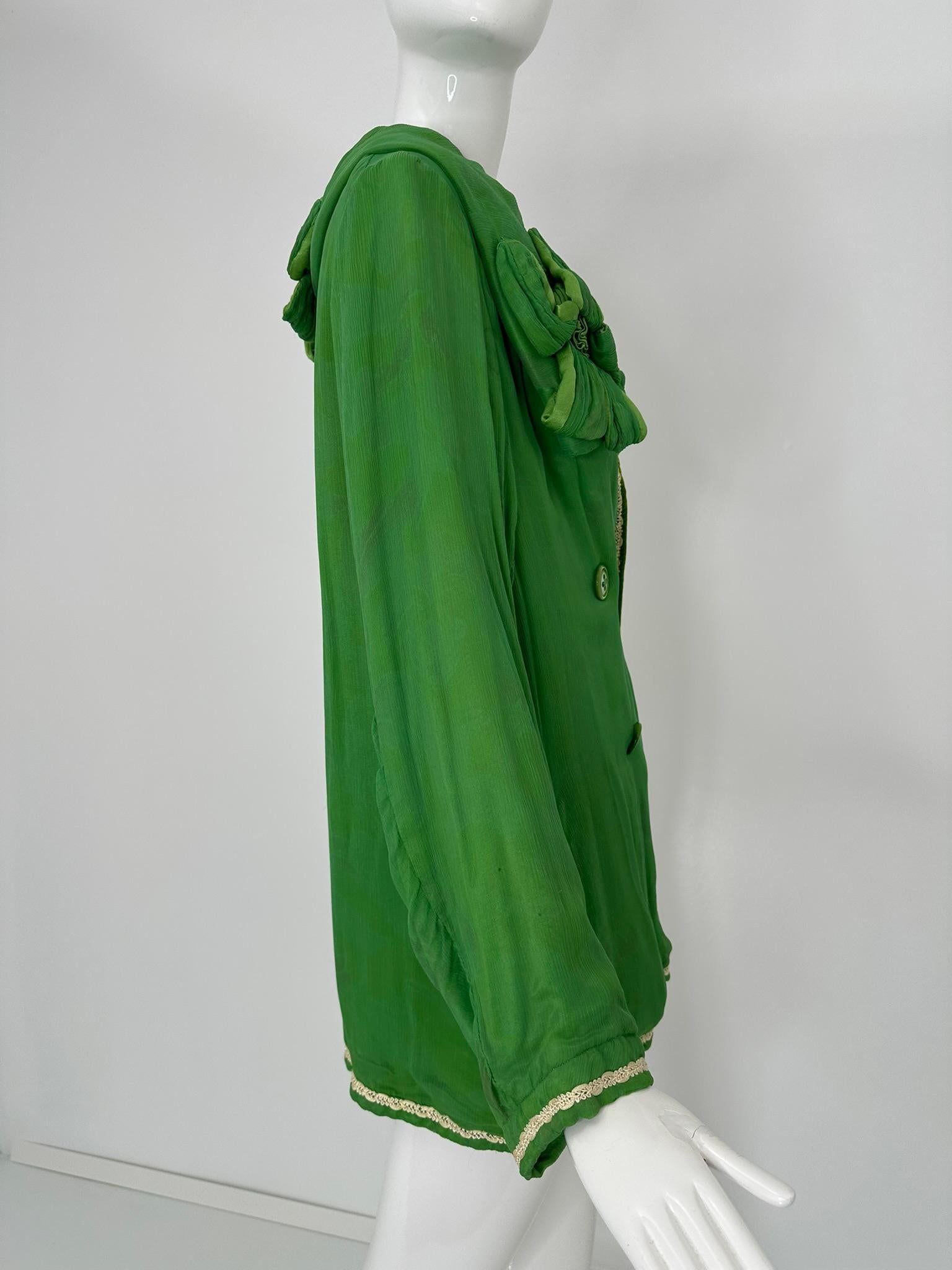 Voyage Invierte en la Original Chaqueta de Seda y Terciopelo Verde Brillante con OS de Lily en venta 1