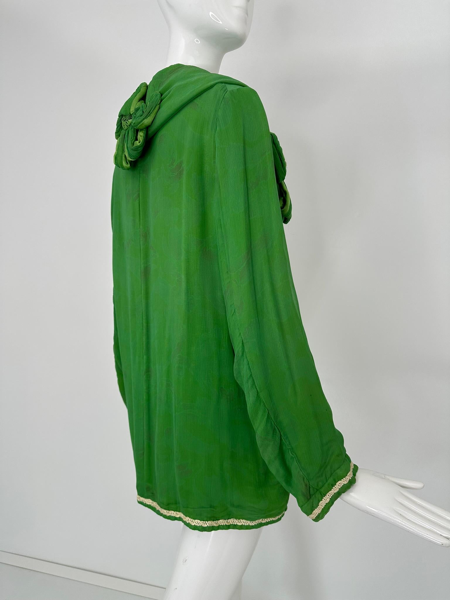 Voyage Invierte en la Original Chaqueta de Seda y Terciopelo Verde Brillante con OS de Lily en venta 2