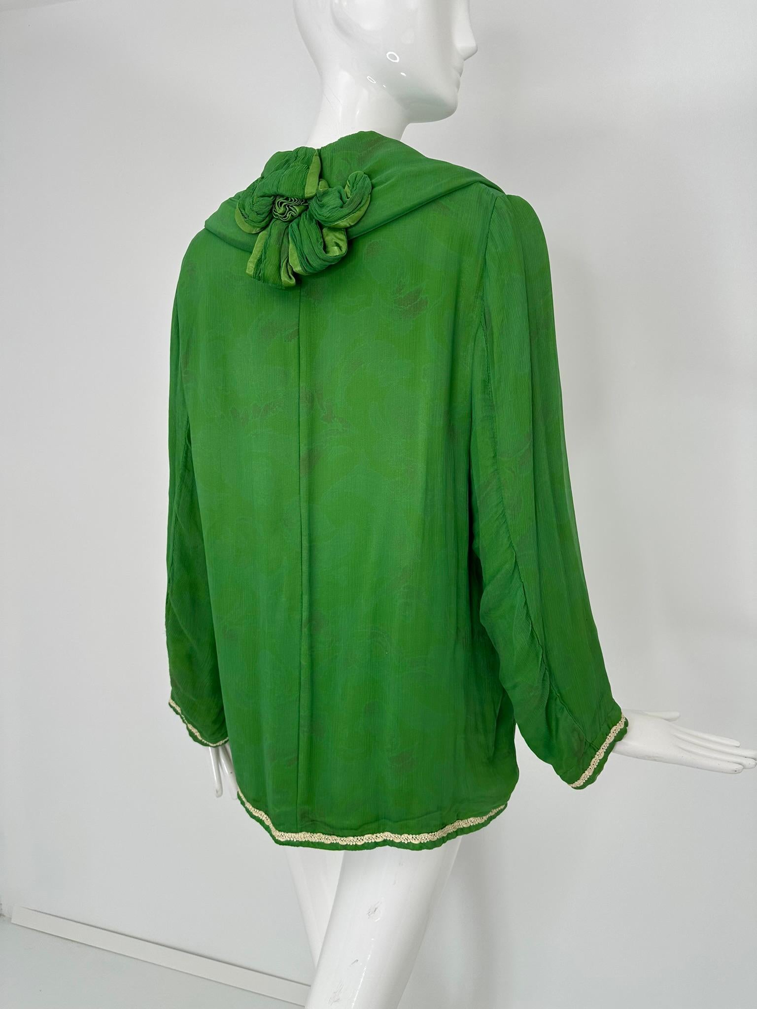 Voyage Invierte en la Original Chaqueta de Seda y Terciopelo Verde Brillante con OS de Lily en venta 3