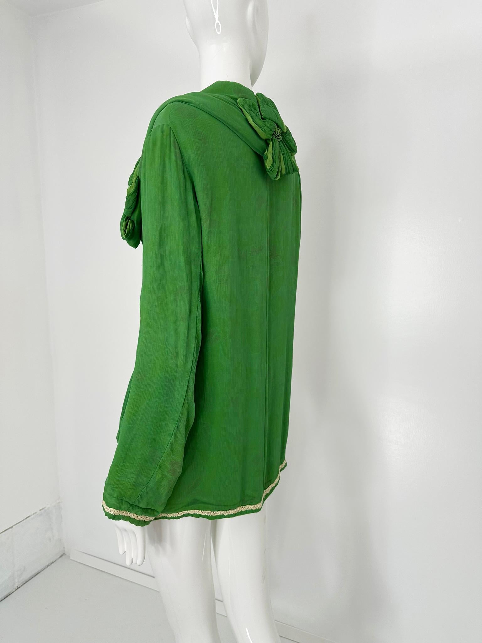Voyage Invierte en la Original Chaqueta de Seda y Terciopelo Verde Brillante con OS de Lily en venta 5