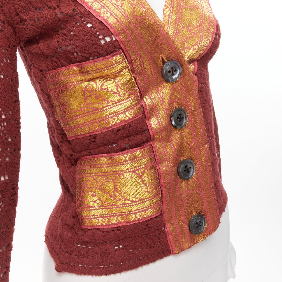 VOYAGE INVEST IN THE ORIGINAL LONDON gold brocade trim red lace eyelet cardigan M
Reference: GIYG/A00323
Brand: VOYAGE INVEST IN THE ORIGINAL LONDON
Material: Wool, Cotton
Color: Burgundy, Gold
Pattern: Ethnic
Closure: Button
Extra Details: Gold