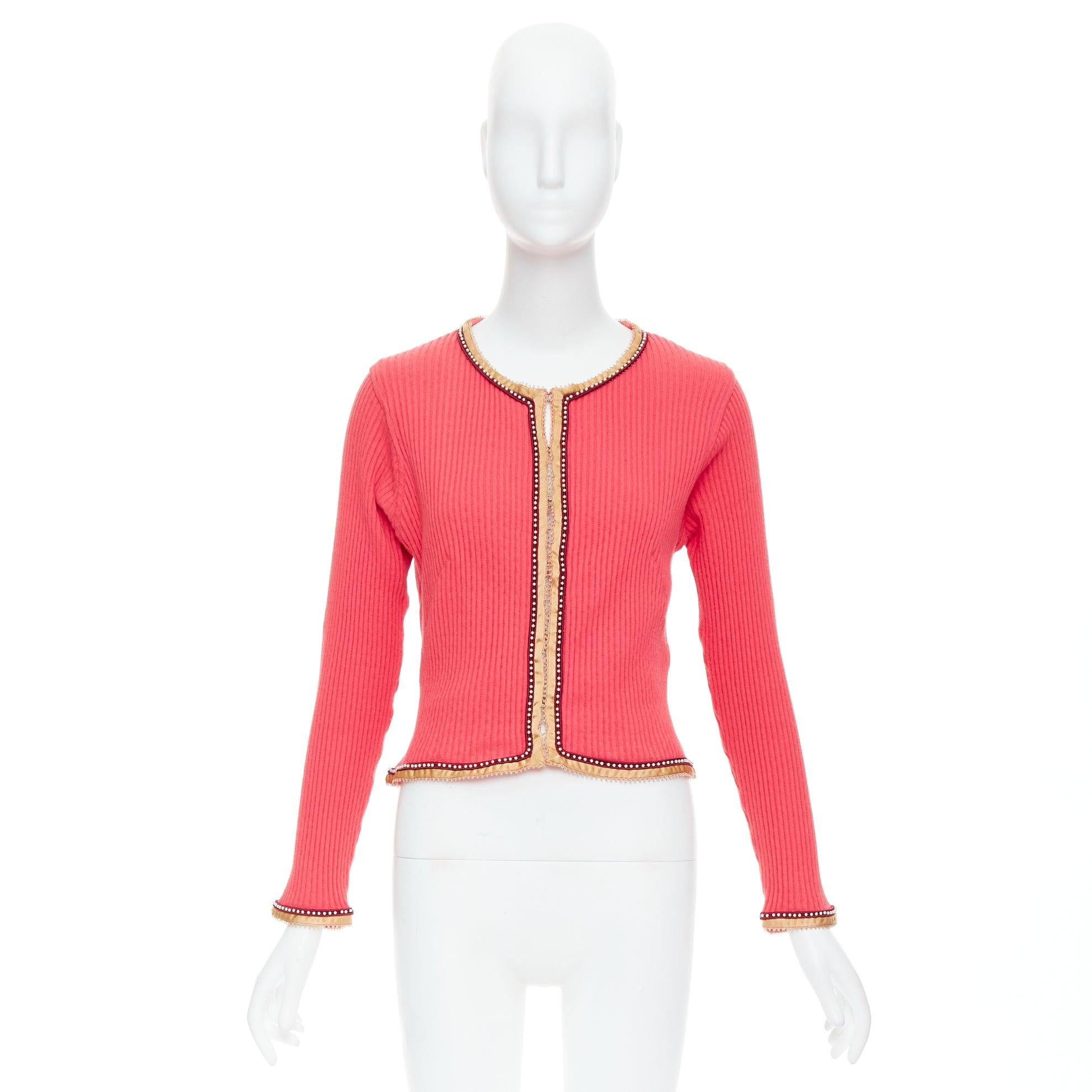 VOYAGE INVEST EN L'ORIGINE Cardigan vintage rose en satin perlé en vente 5