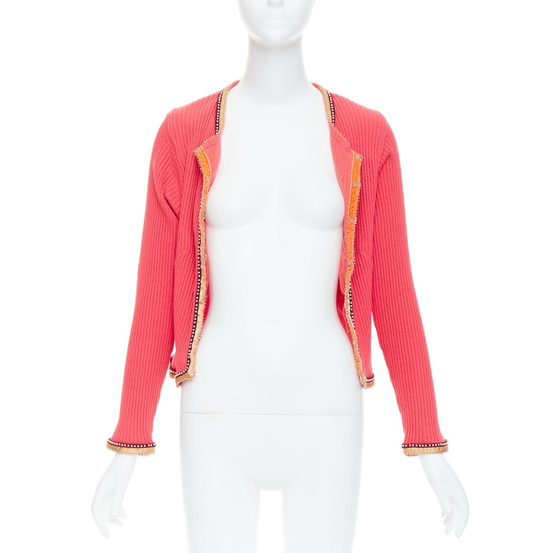 Rose VOYAGE INVEST EN L'ORIGINE Cardigan vintage rose en satin perlé en vente
