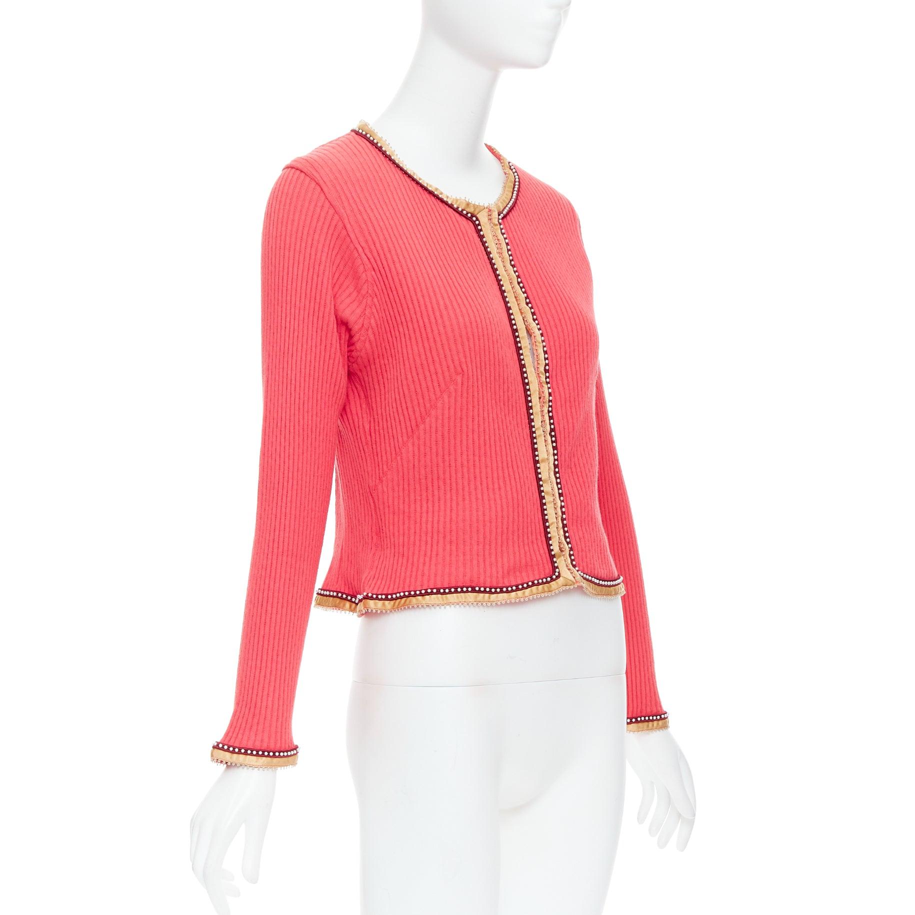 VOYAGE INVEST EN L'ORIGINE Cardigan vintage rose en satin perlé Excellent état - En vente à Hong Kong, NT