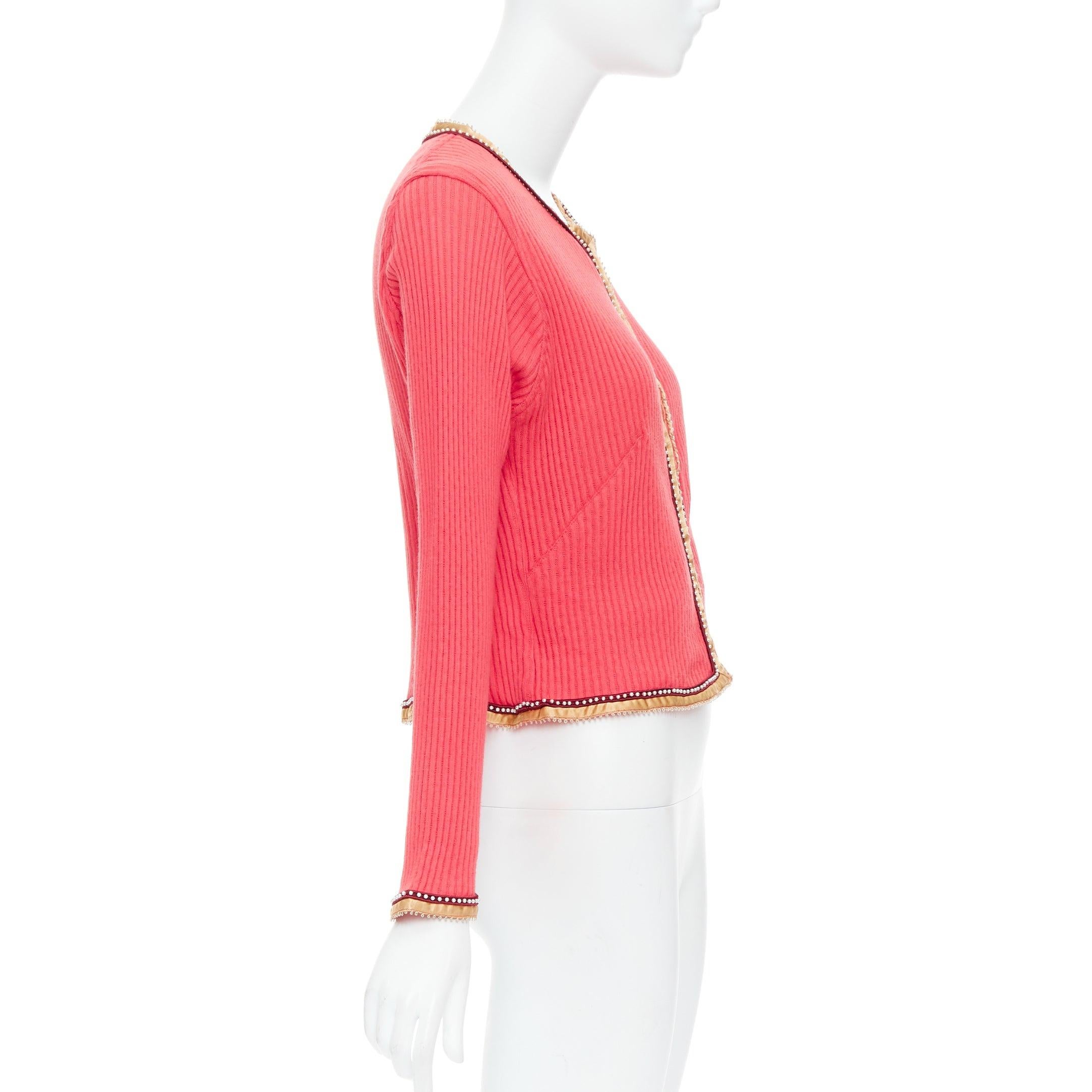 VOYAGE INVEST EN L'ORIGINE Cardigan vintage rose en satin perlé Pour femmes en vente