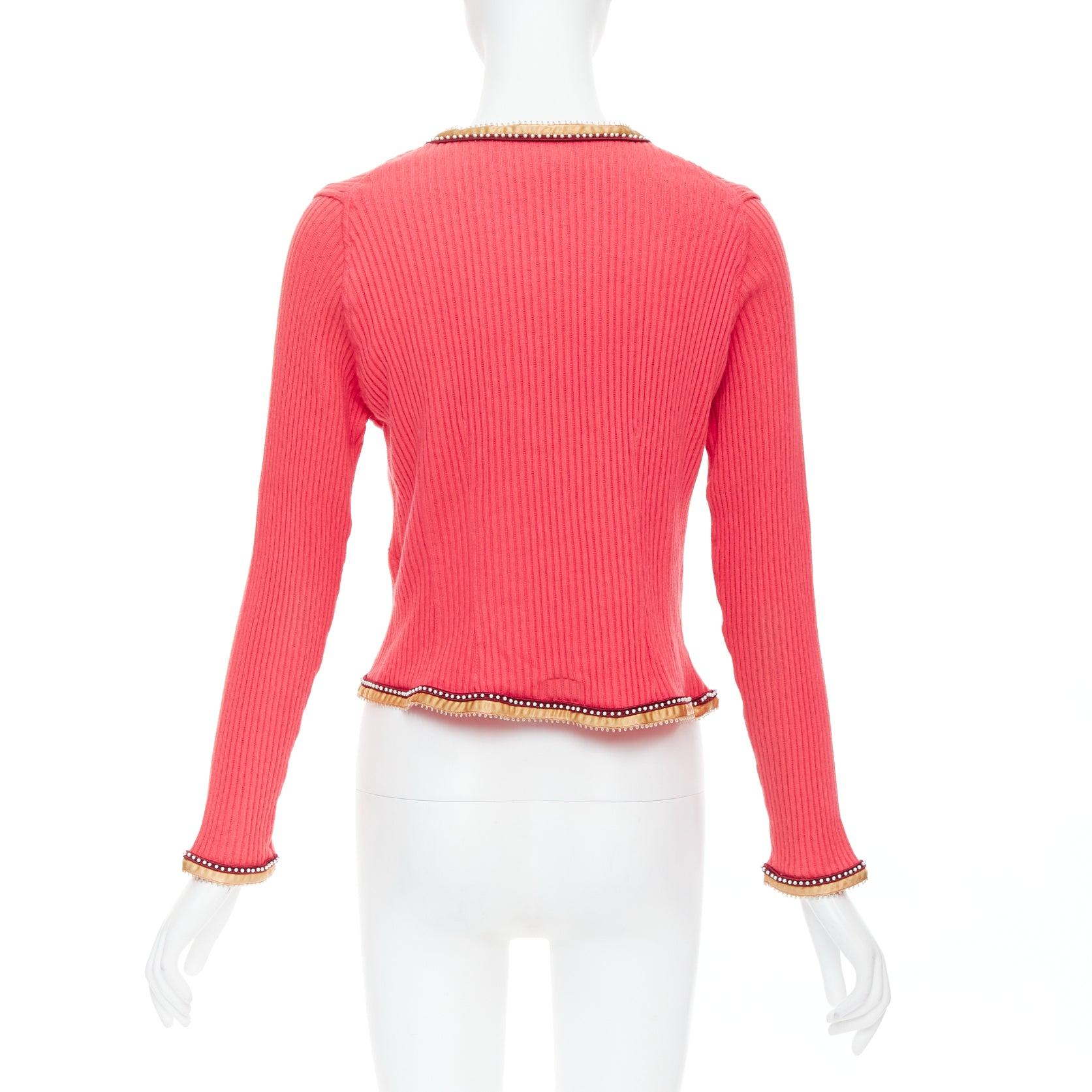 VOYAGE INVEST EN L'ORIGINE Cardigan vintage rose en satin perlé en vente 1