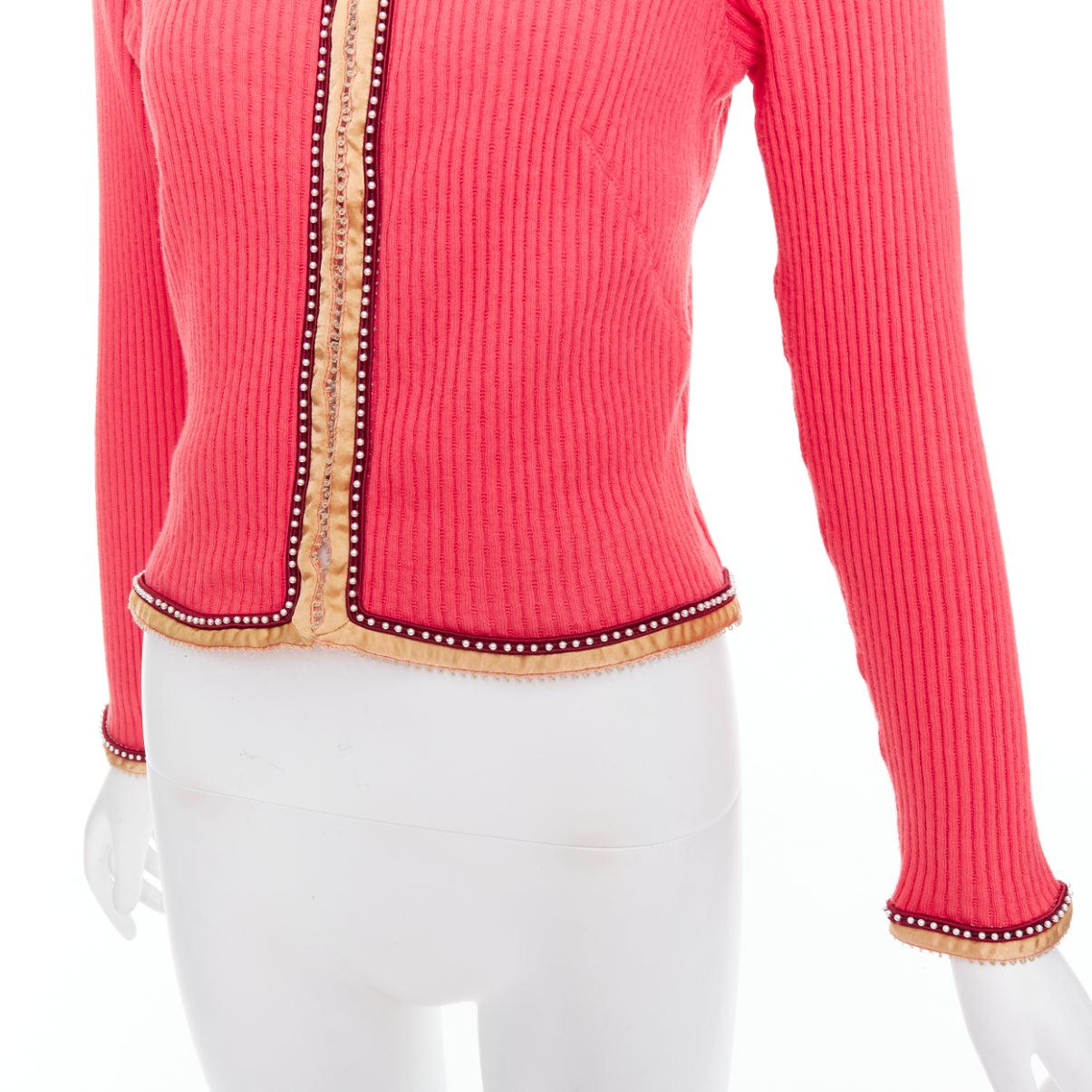 VOYAGE INVEST EN L'ORIGINE Cardigan vintage rose en satin perlé en vente 3