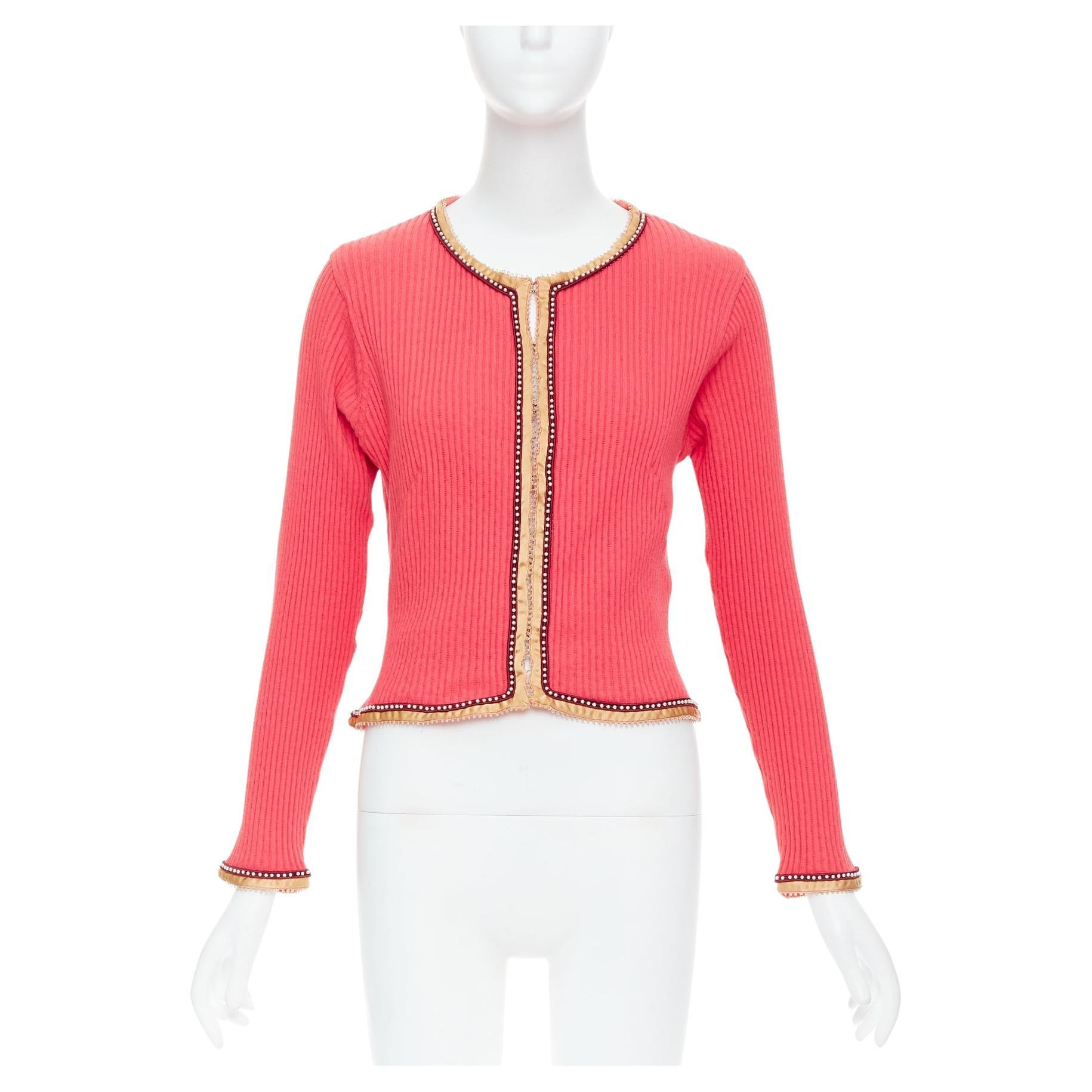VOYAGE INVEST EN L'ORIGINE Cardigan vintage rose en satin perlé