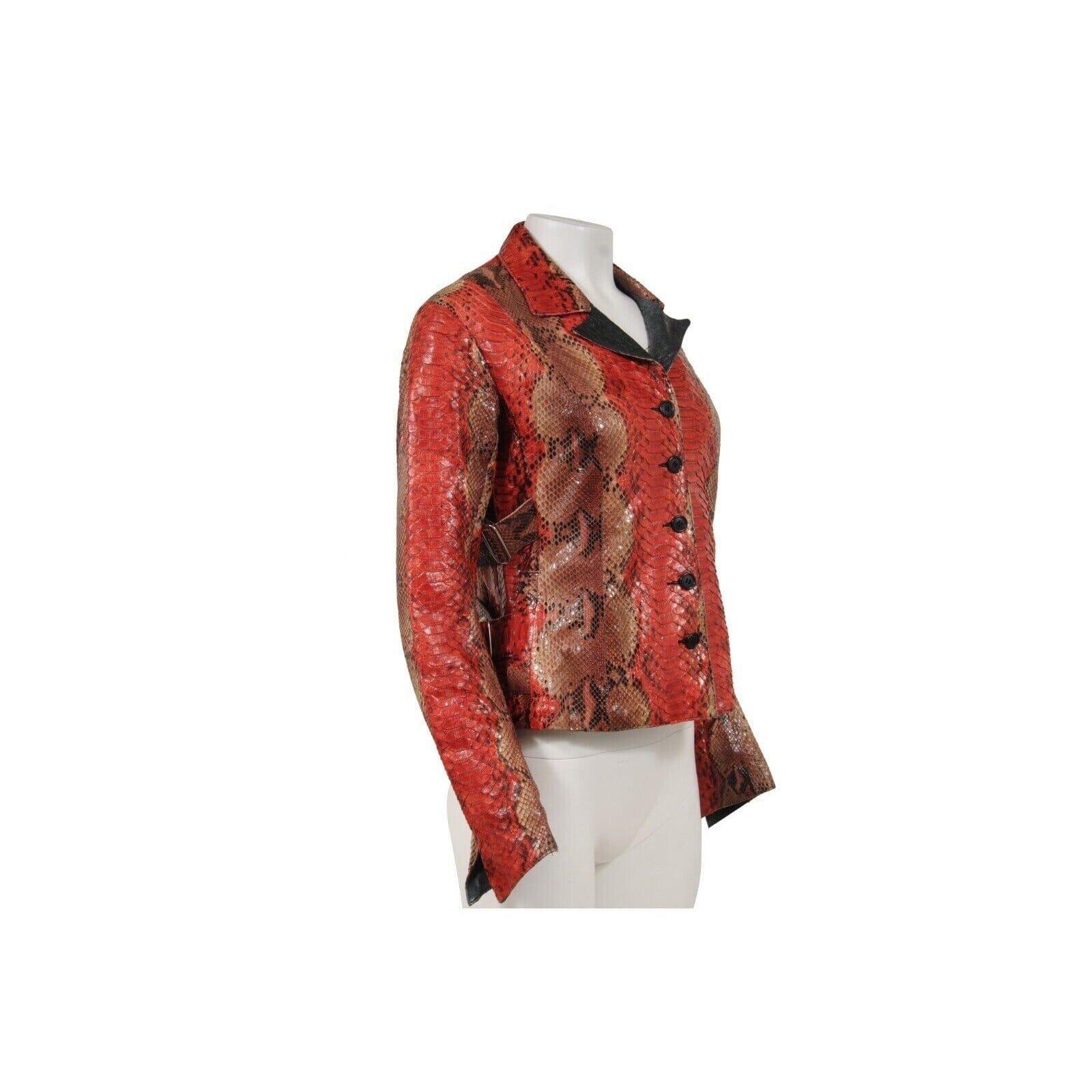 - Vintage de la fin des années 1990 / début des années 2000 

- Extérieur en python rouge

- Étiqueté taille moyenne

- Fabriqué en Angleterre



Condit : 

La veste est dans un état général décent, sans imperfections majeures. 



Mesures : (