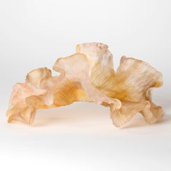 Voyage Within, une sculpture en verre moulé pêche et corail rose de Monette Larsen