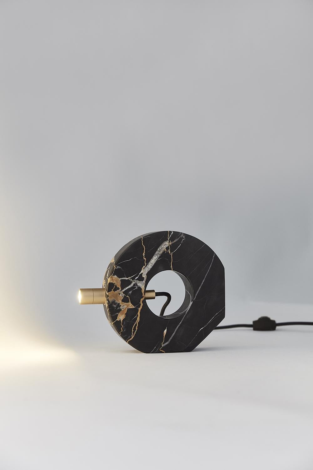 Die ikonische, schlichte und starke Voyager Disk verbindet eine ursprüngliche Atmosphäre mit futuristischen Elementen und ist ein unglaubliches Beispiel dafür, was ein zeitgenössisches Zeichen ist. Er kann auch aus Marmor Grand Antique, Rosso