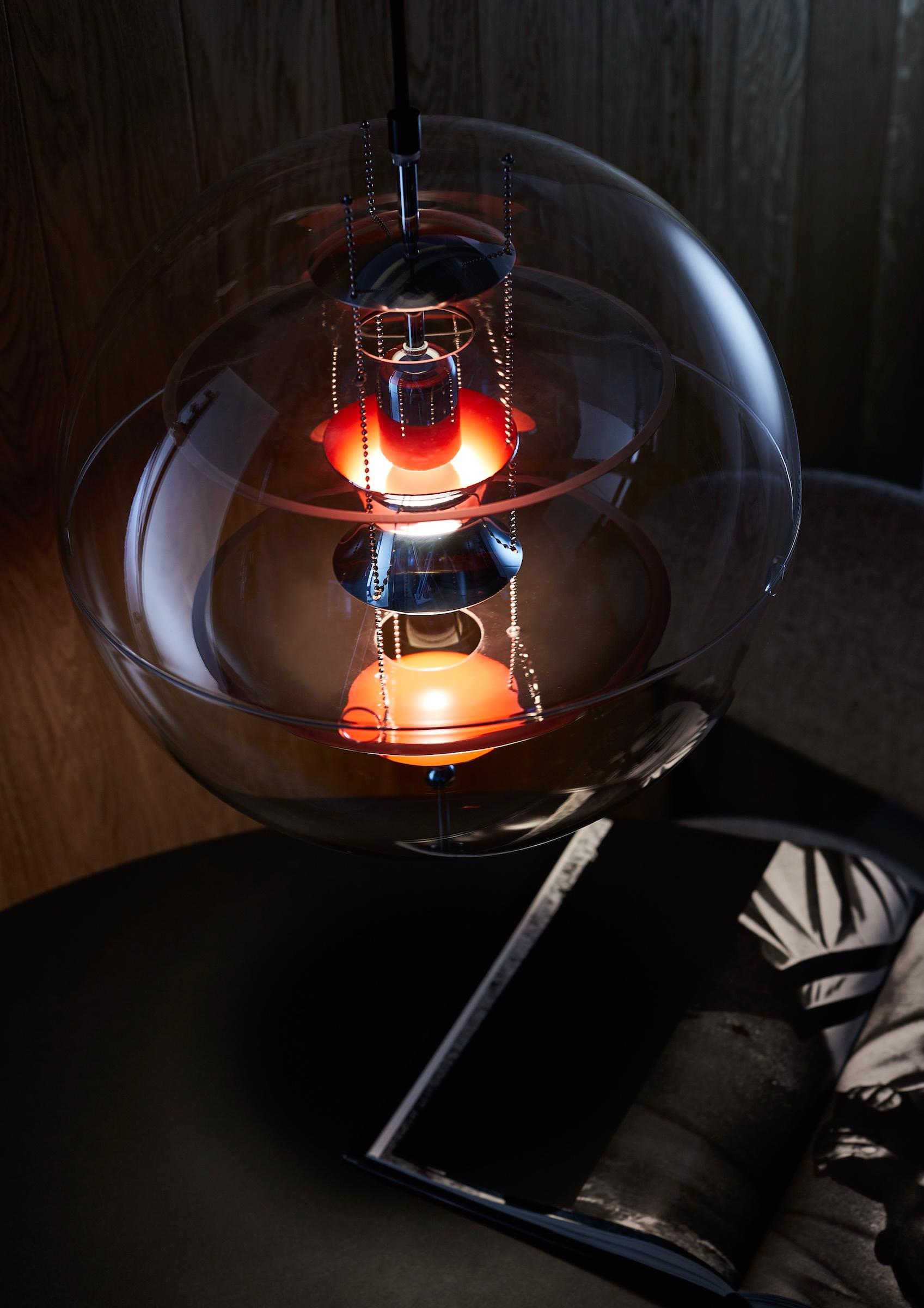 Danois Lampe à suspension VP en verre teinté globe de Verner Panton en vente