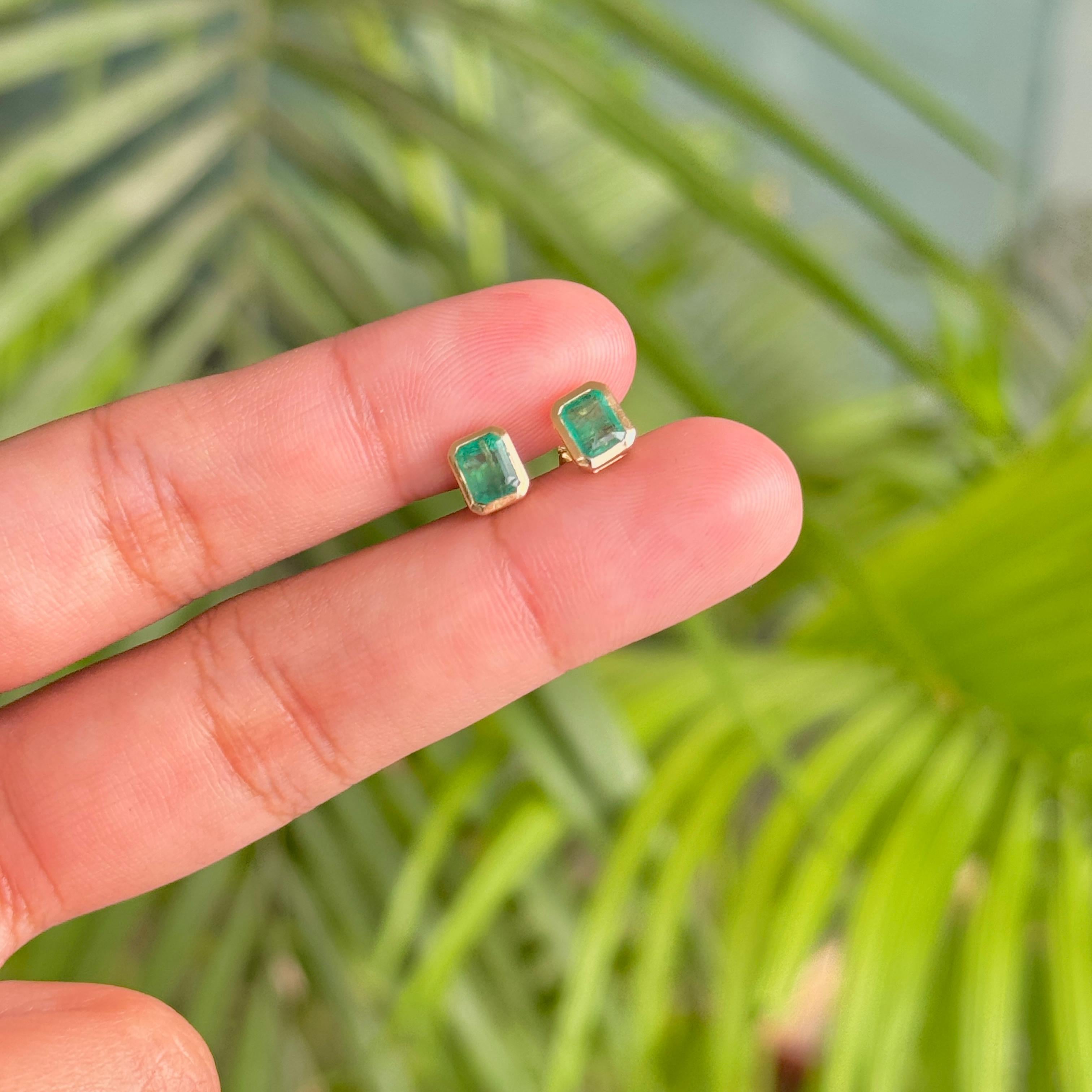 VR Jewels - Clous d'oreilles en or jaune 14 carats sertis d'une émeraude octogonale avec chaton en vente 4