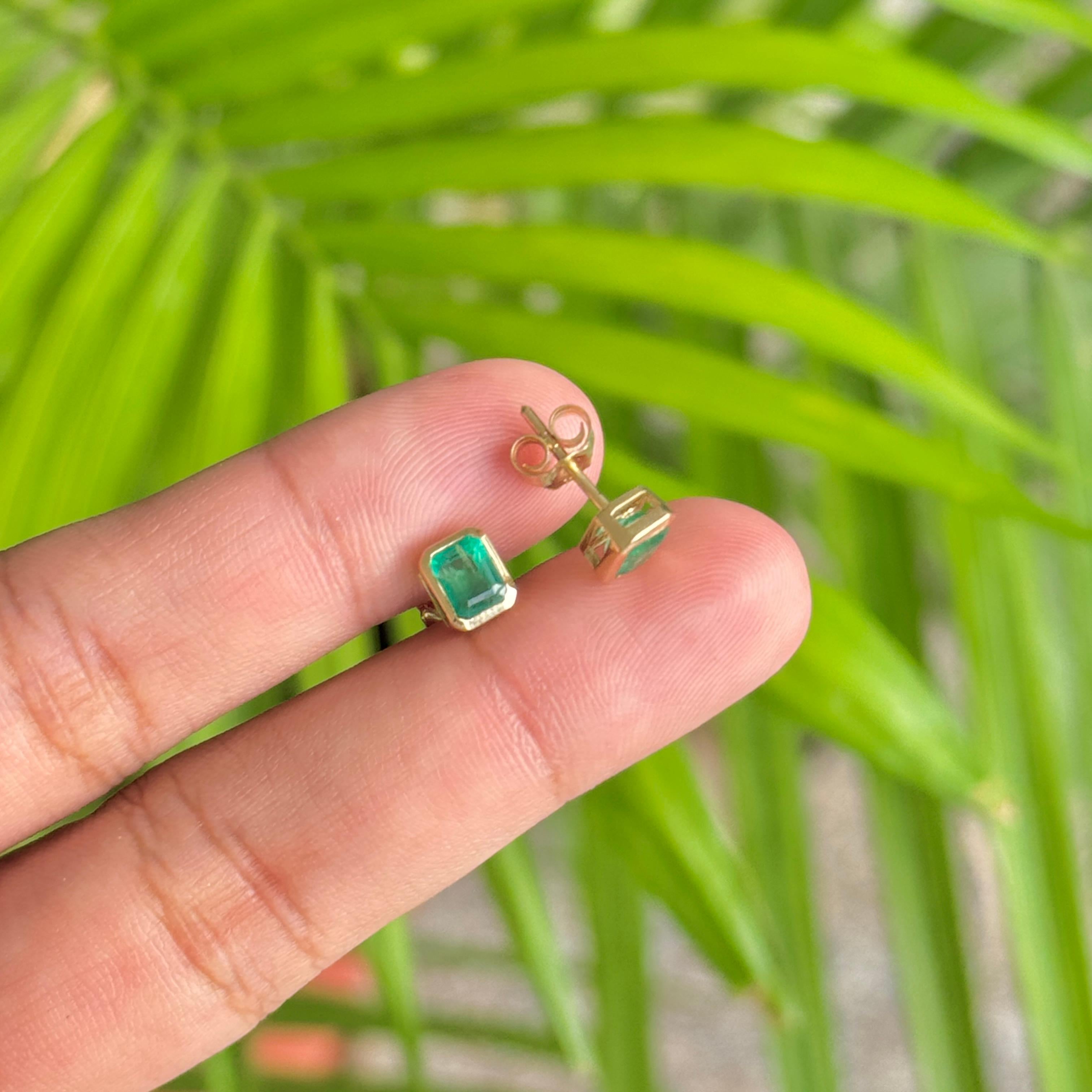 VR Jewels - Clous d'oreilles en or jaune 14 carats sertis d'une émeraude octogonale avec chaton en vente 5